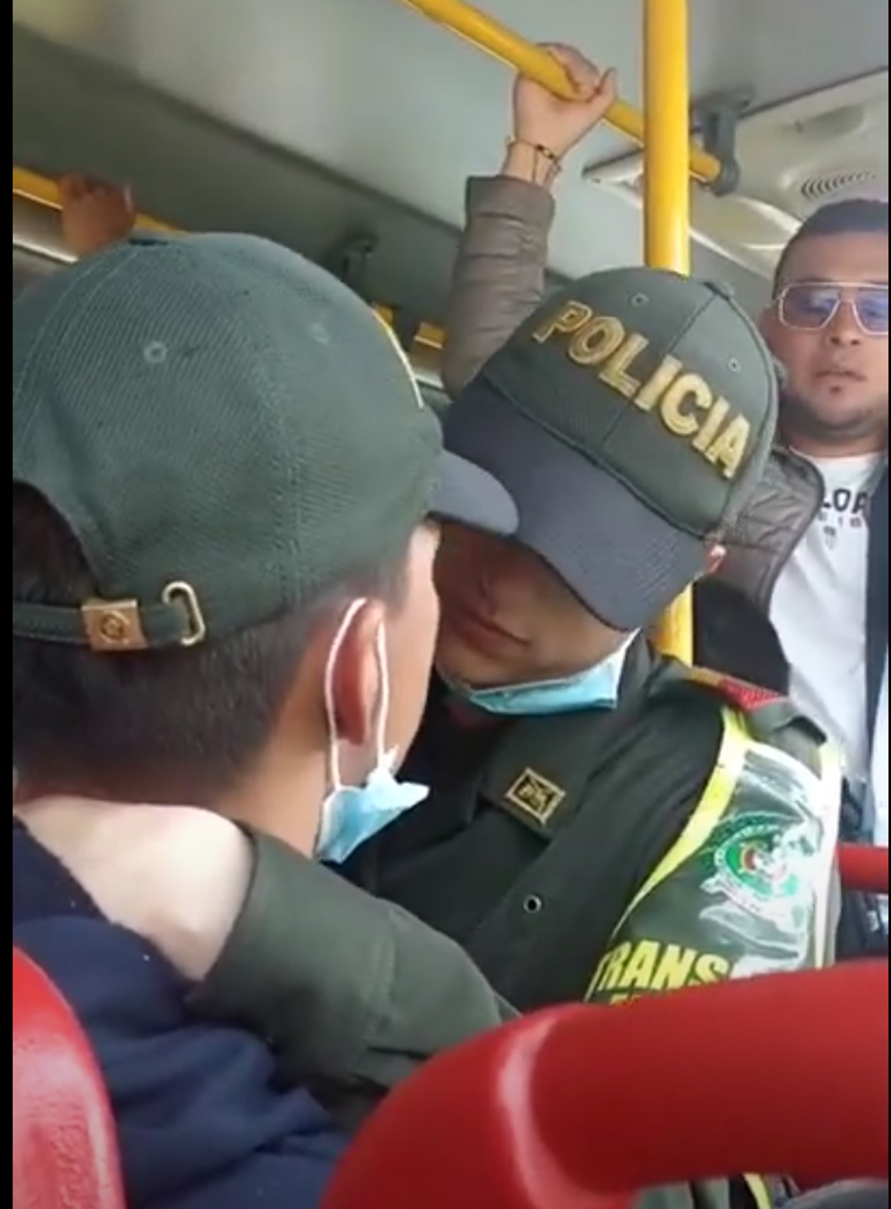 pareja policías romance video