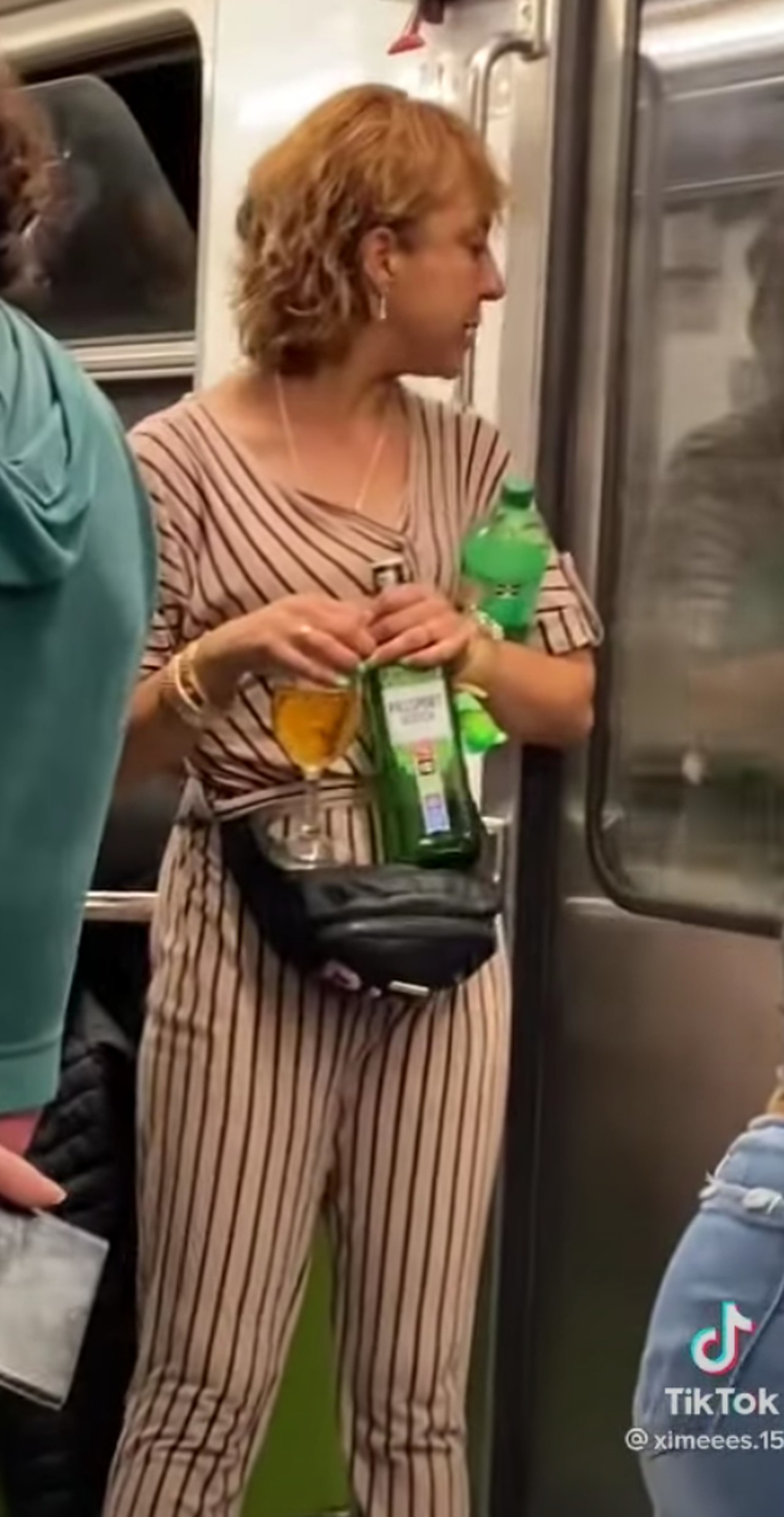 mujer metro CDMX whisky foto