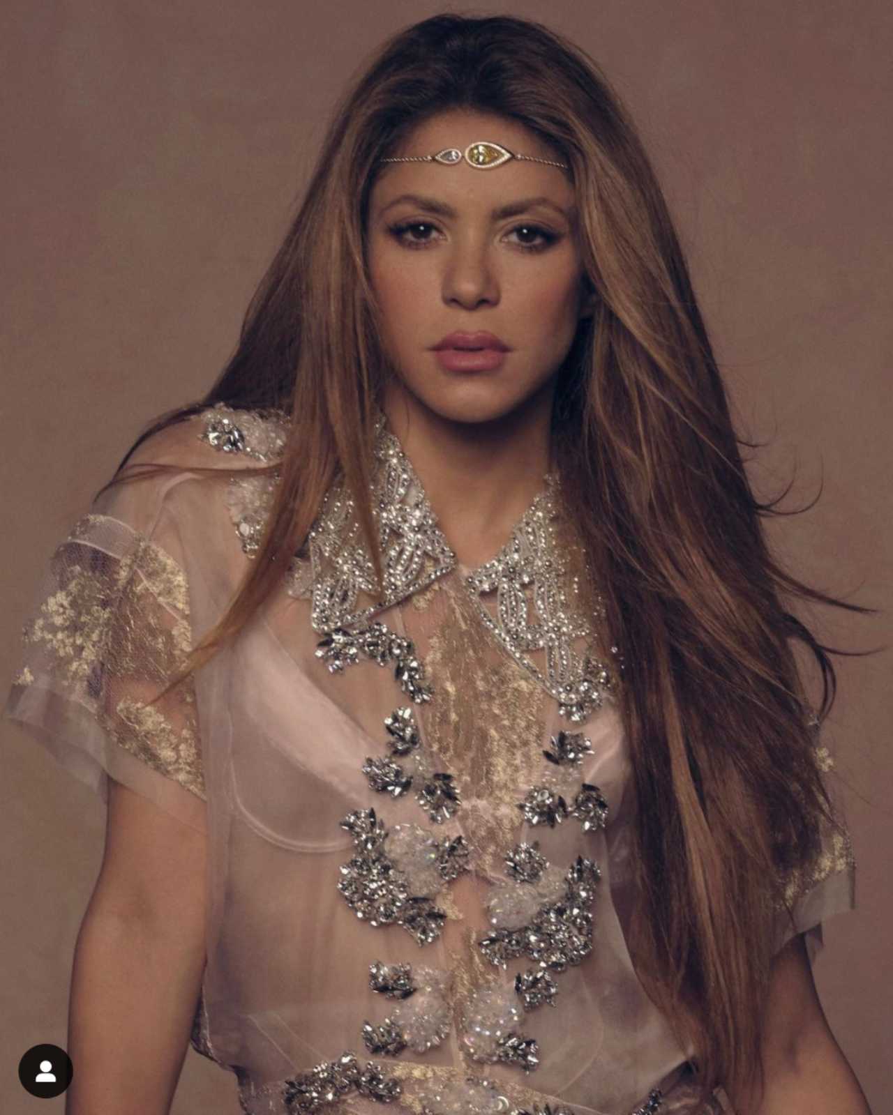 Shakira le pinta el dedo a Piqué en público