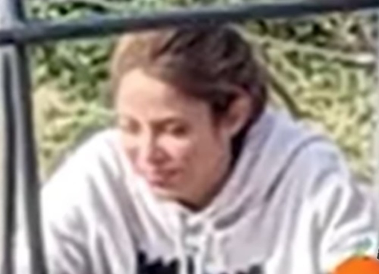 Shakira llorando devastada parque con amigas