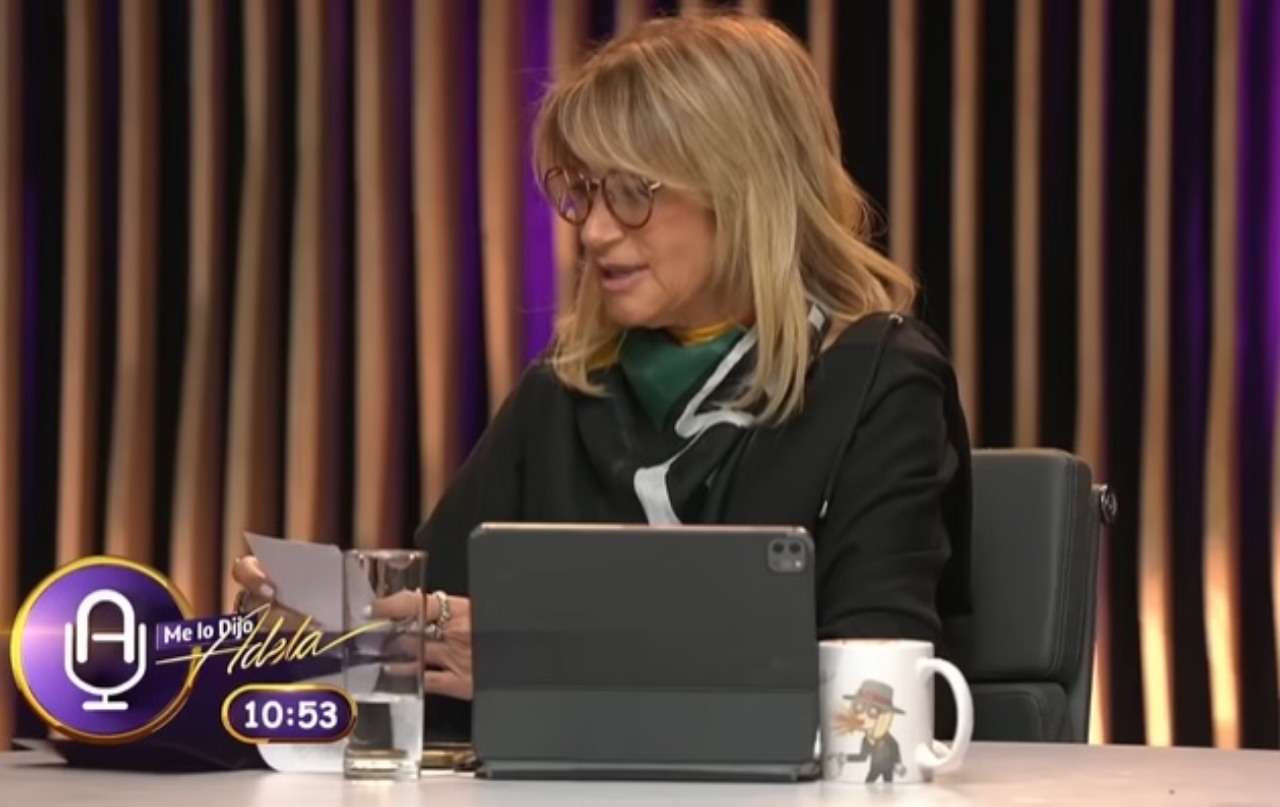 Adela Micha lujoso regalo Christian Nodal