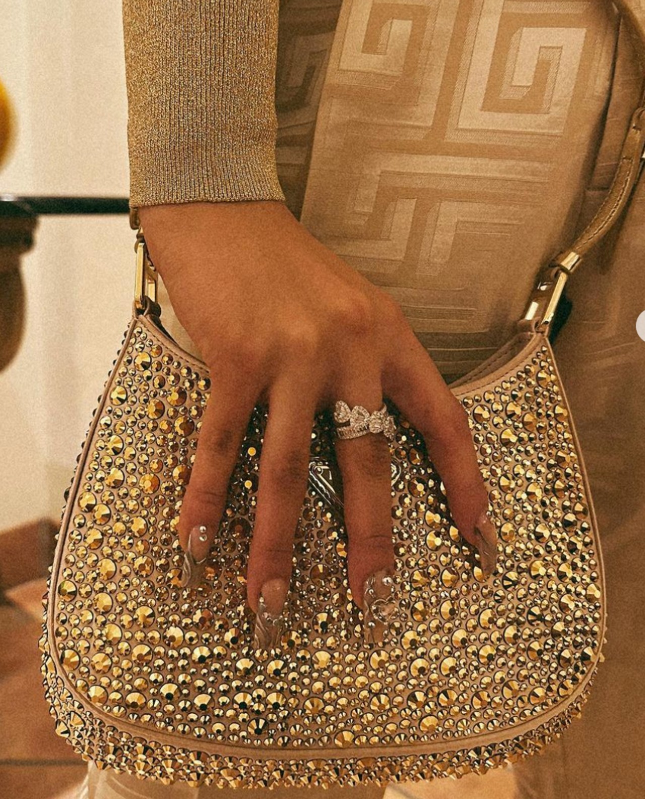 Ángela Aguilar privilegiada bolso