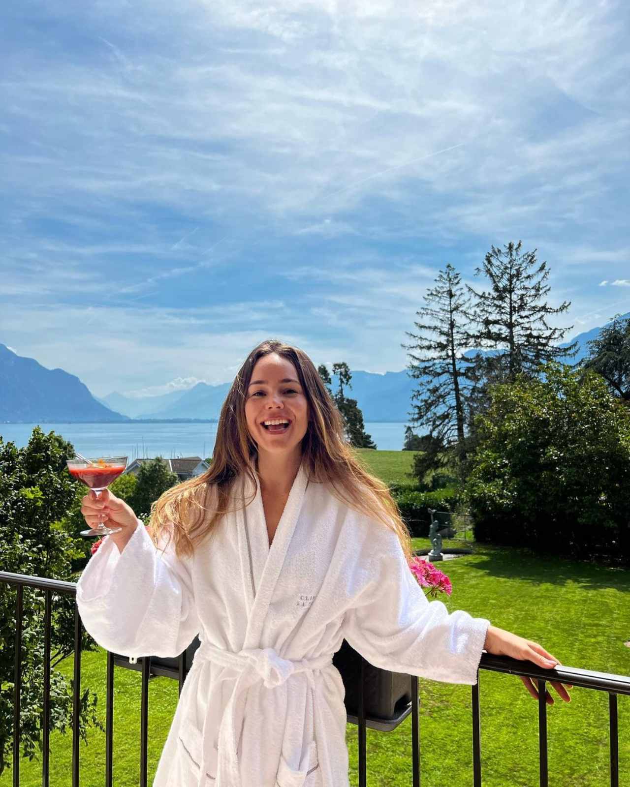 Camila Sodi hace posa complicada yoga