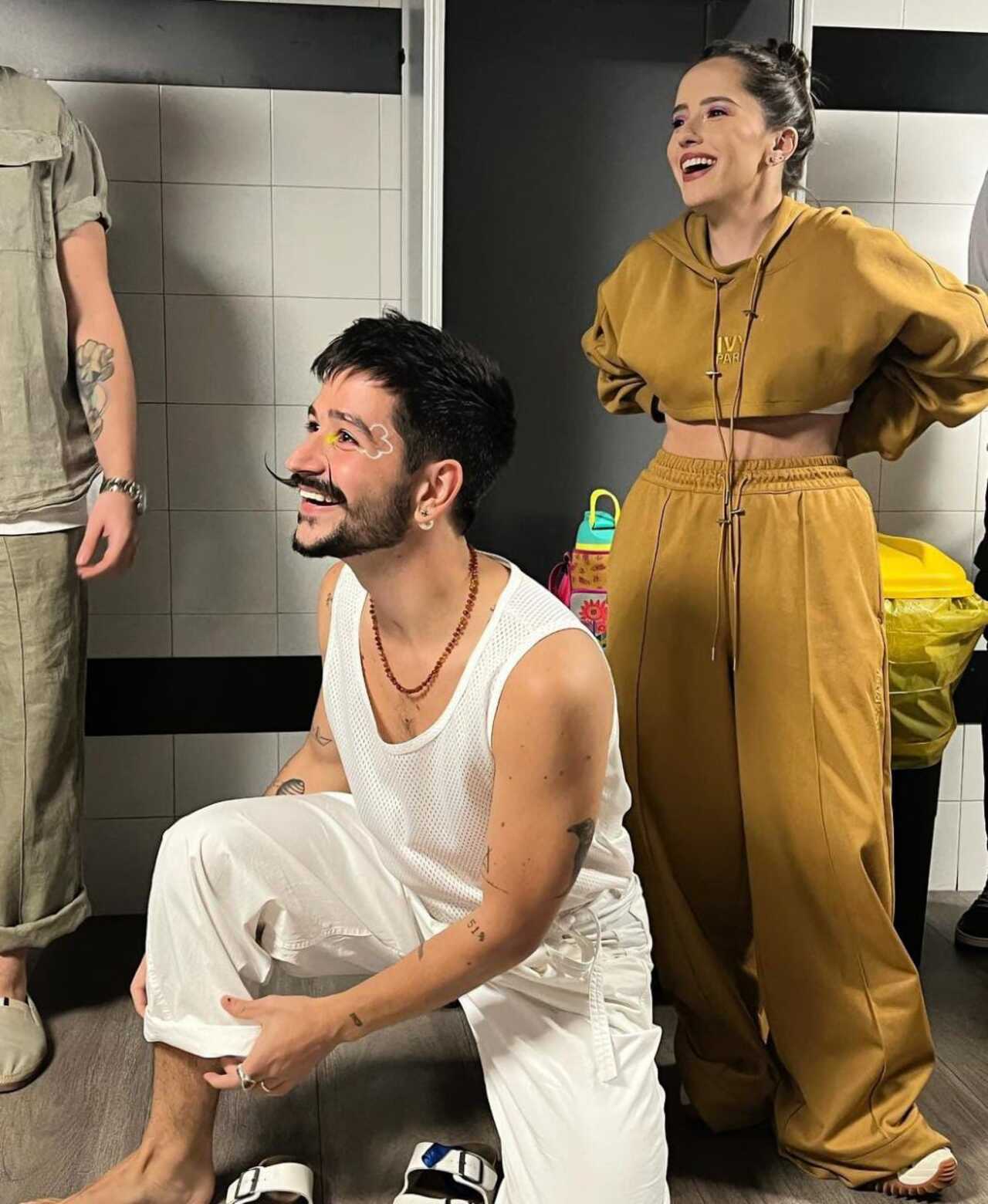 Evaluna y Camilo posan juntos