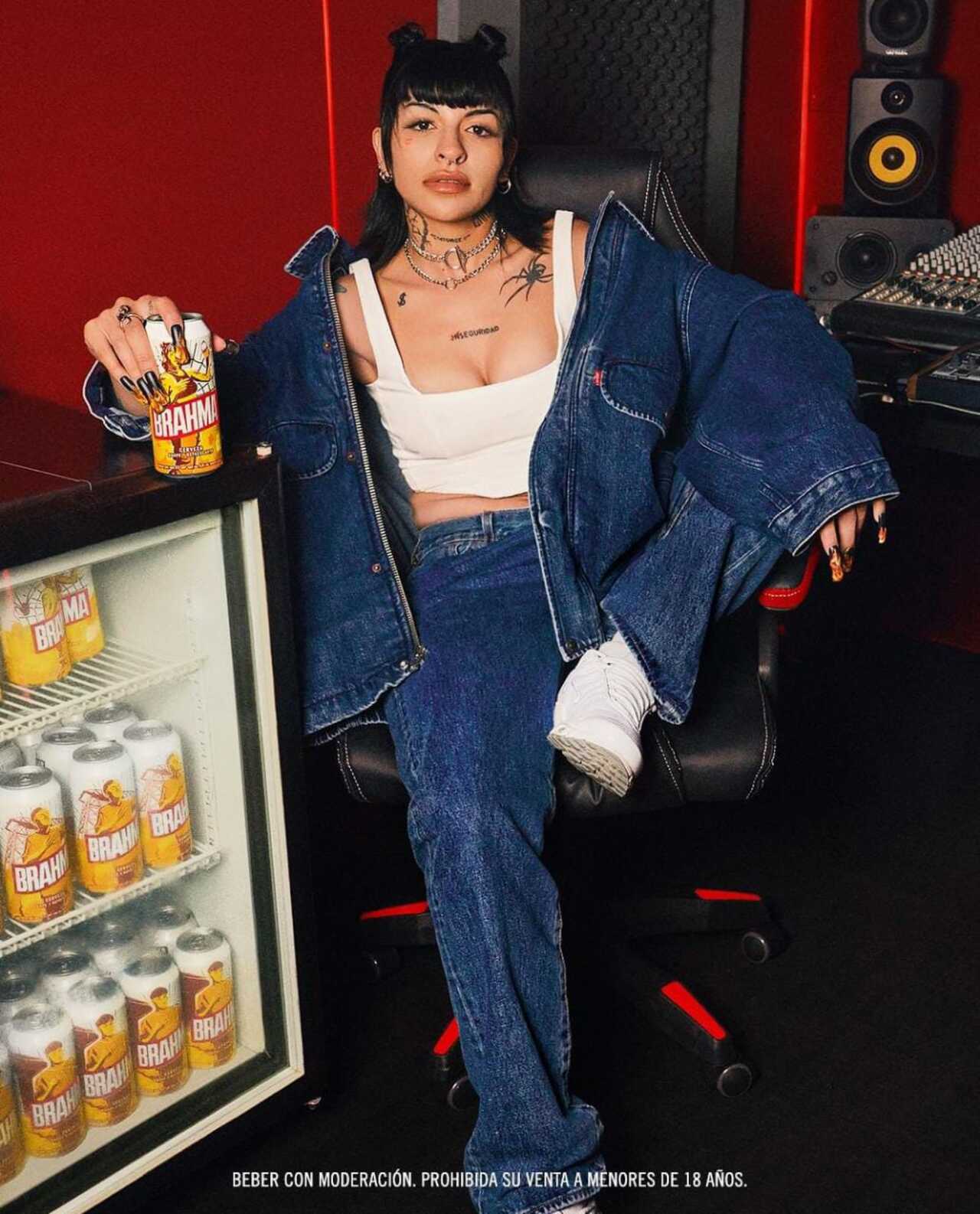 Cazzu posa junto a su cerveza