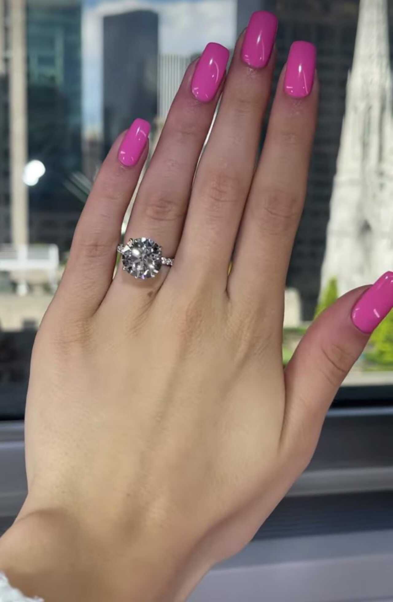 Daniel Carrera da anillo a su novia