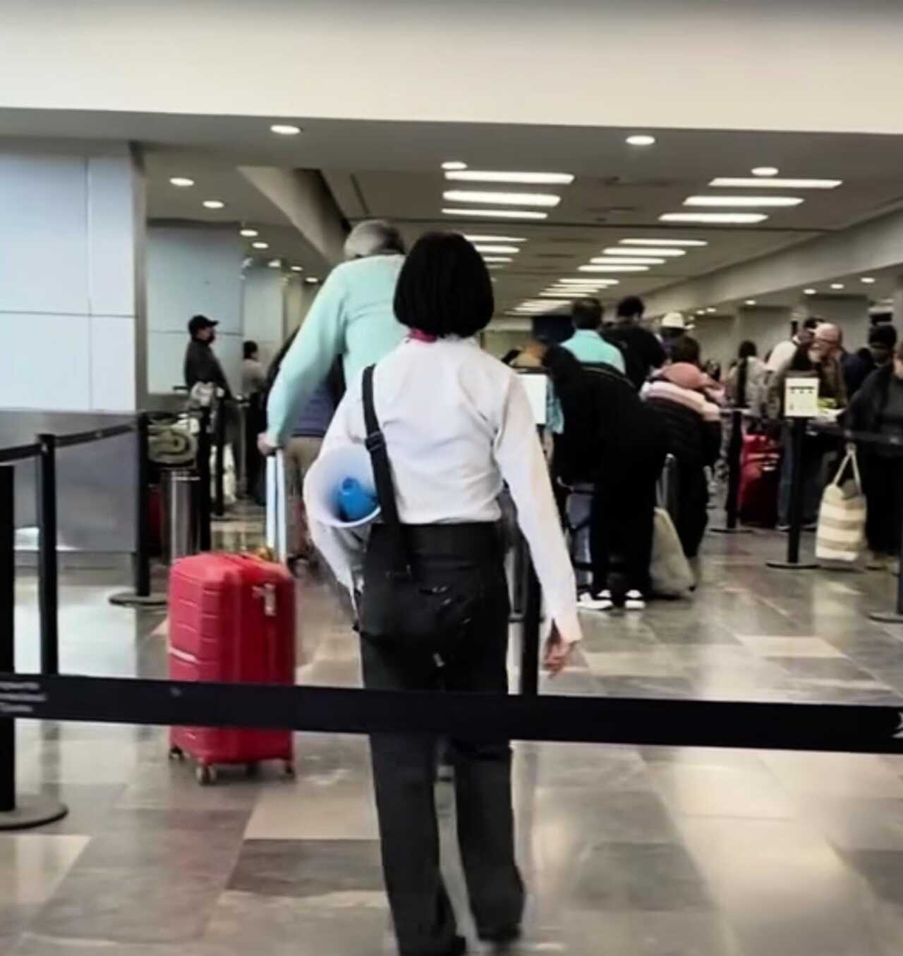 Ángela Aguilar aeropuerto