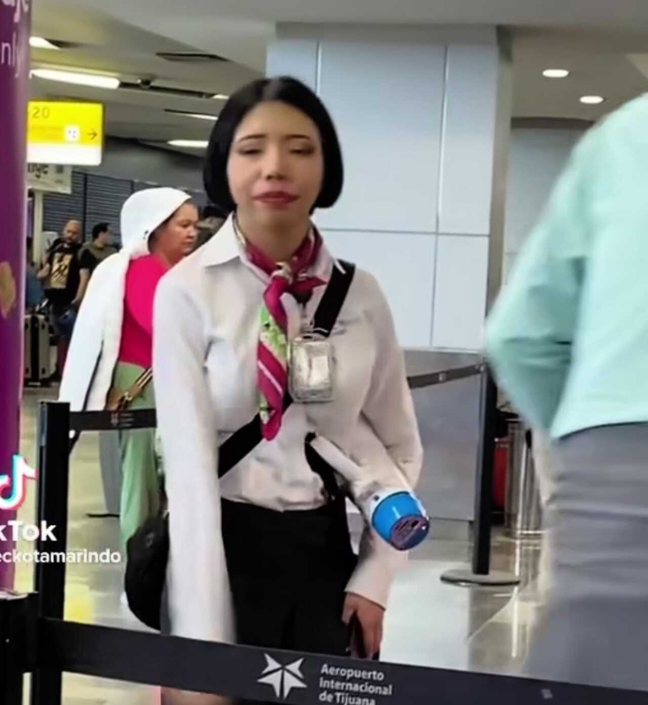 Ángela Aguilar reaparece en aeropuerto