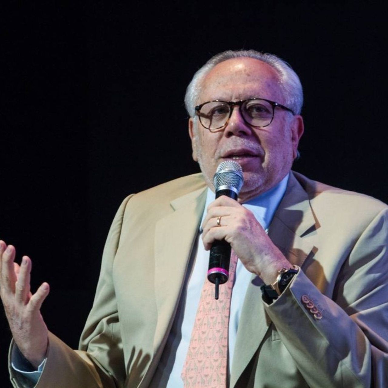 Luis de llano huye prensa evitar hablar