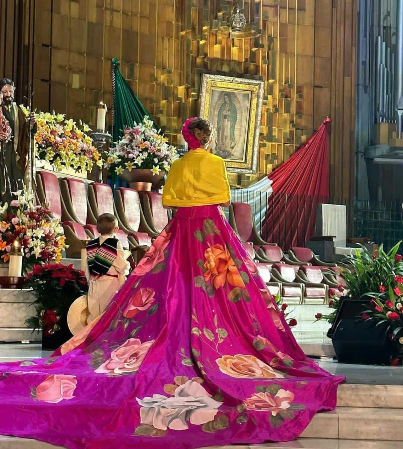 Marjorie de Sousa canta a la virgen