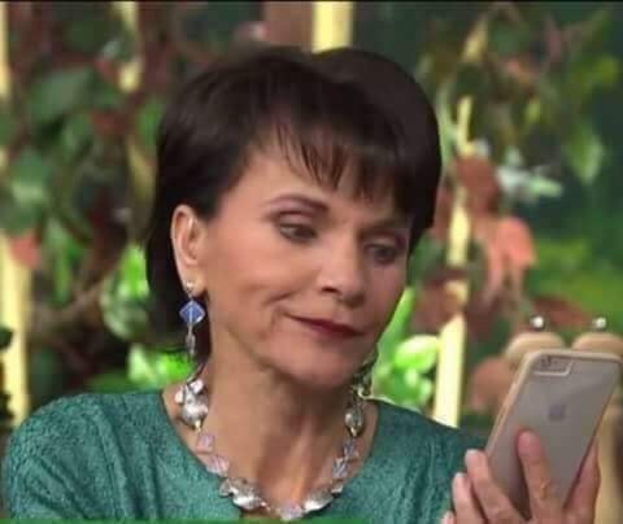Pati Chapoy broma en vivo programa
