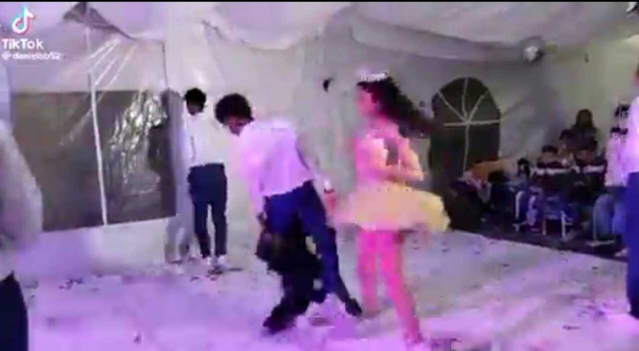 Quinceañera niño aplastado