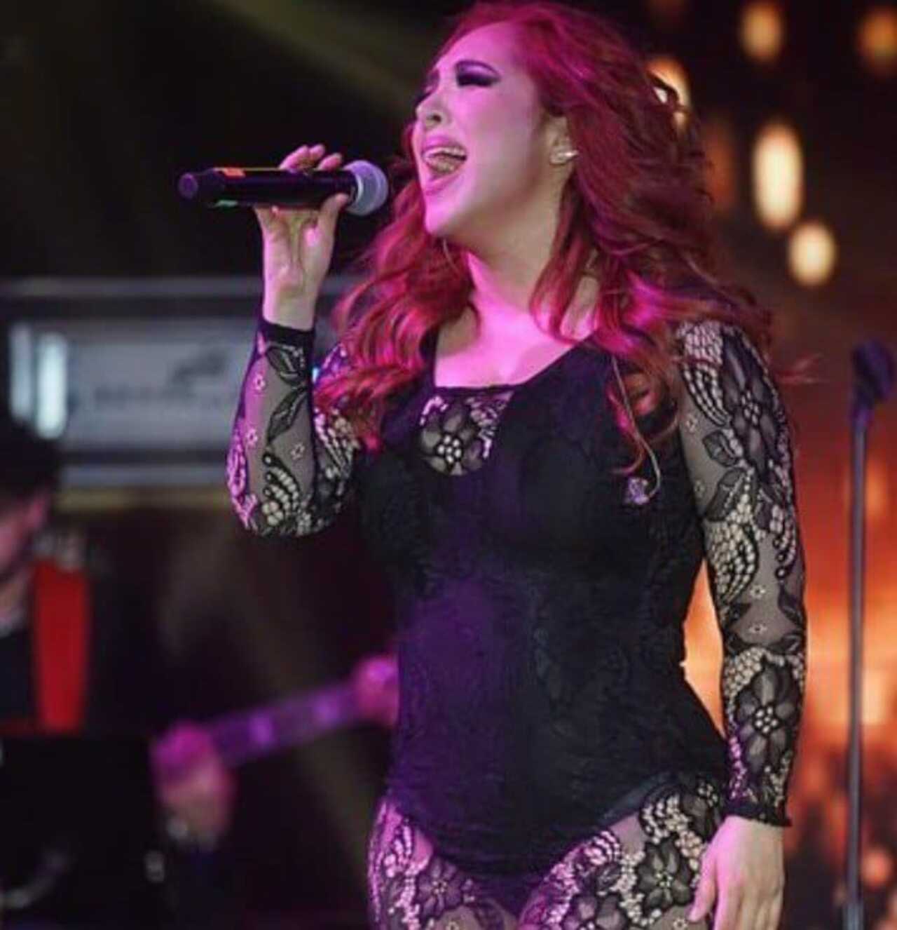 Toñita broma con Myriam 