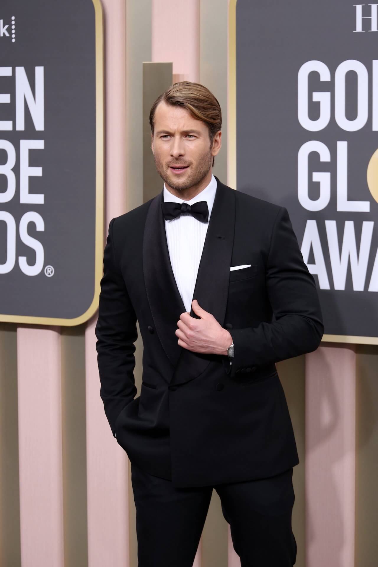 Glen Powell en los Globos de Oro 2023