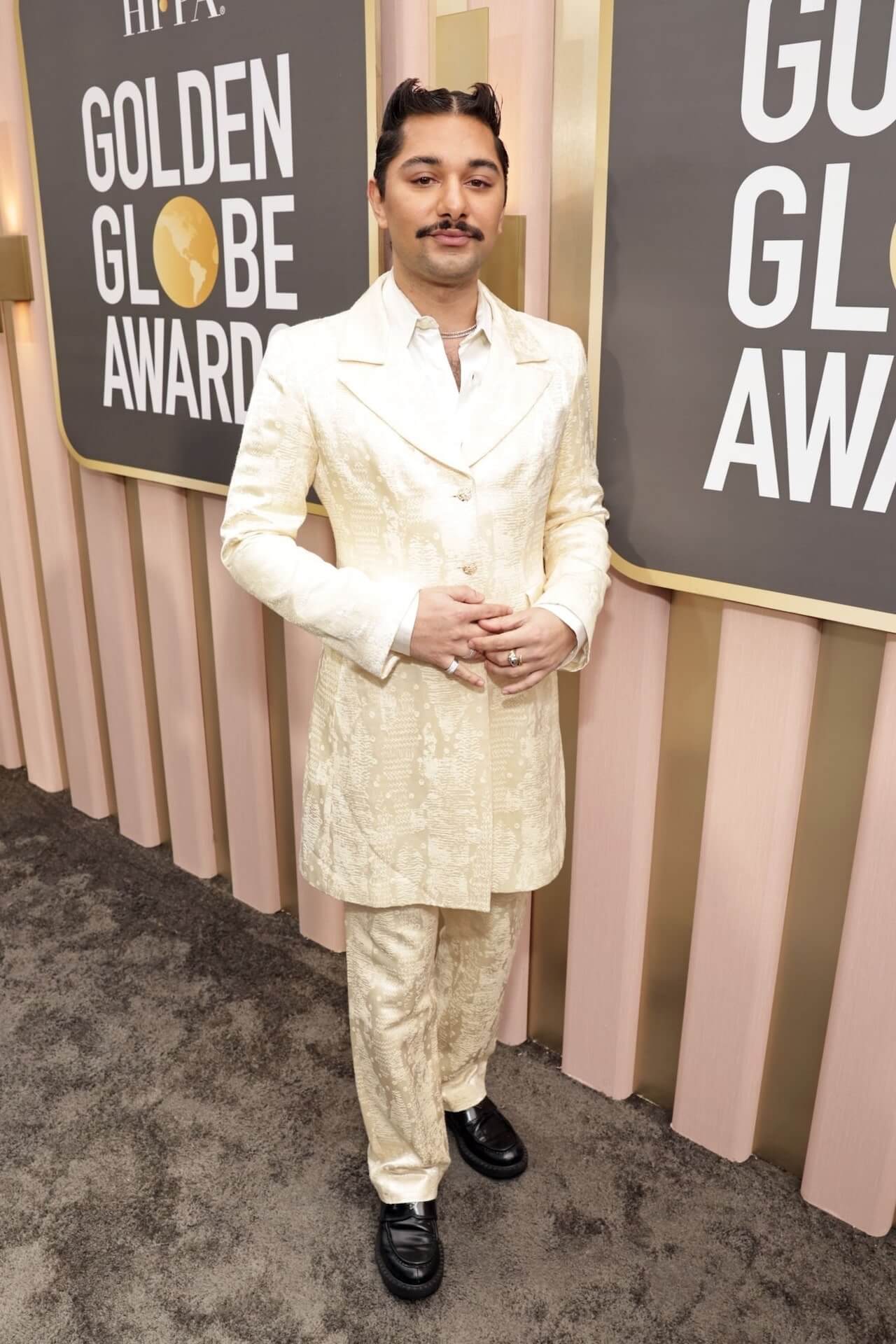 Mark Indelicato en los Globos de Oro 2023