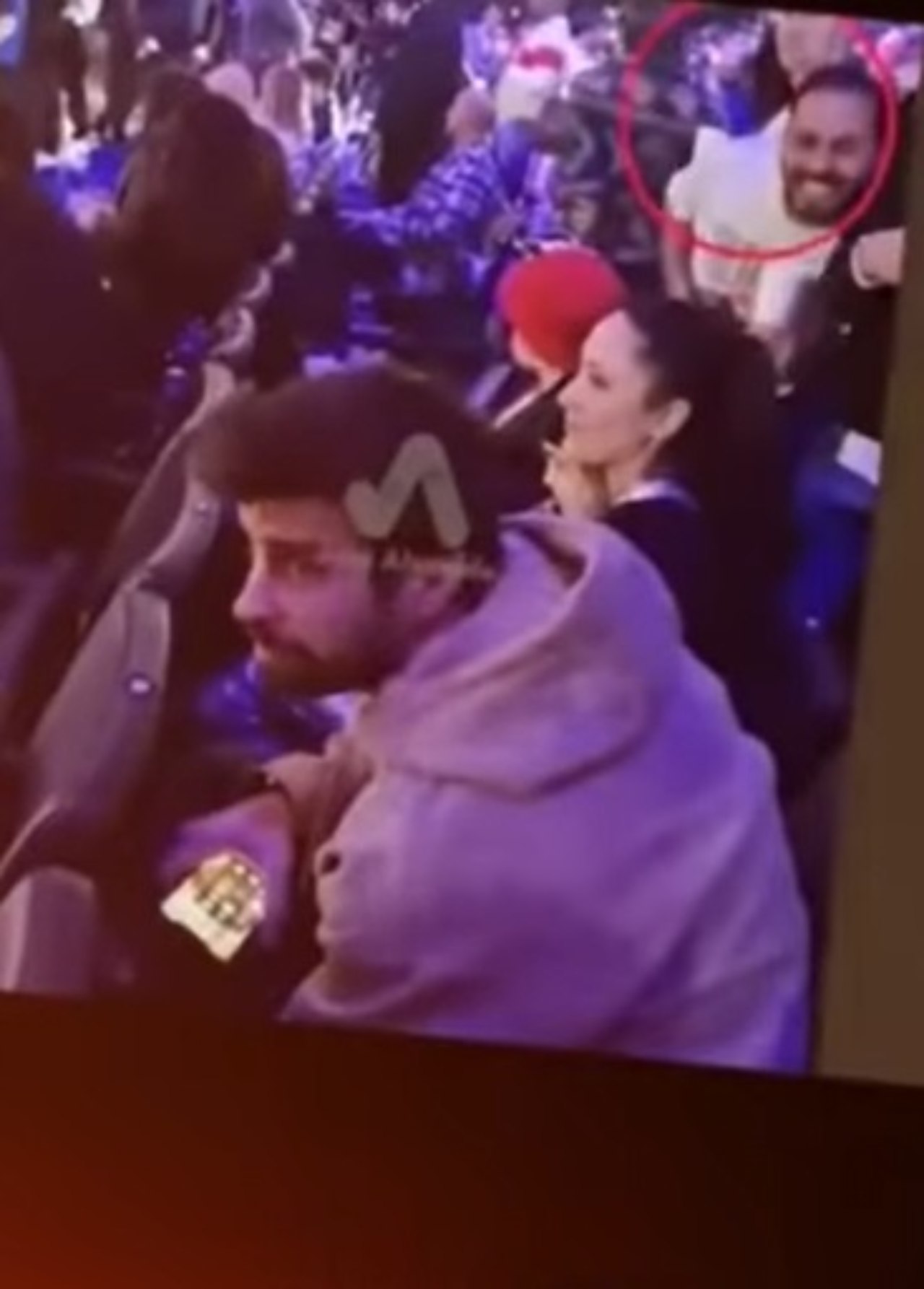 Abuchean Pique en estadio partido Paris