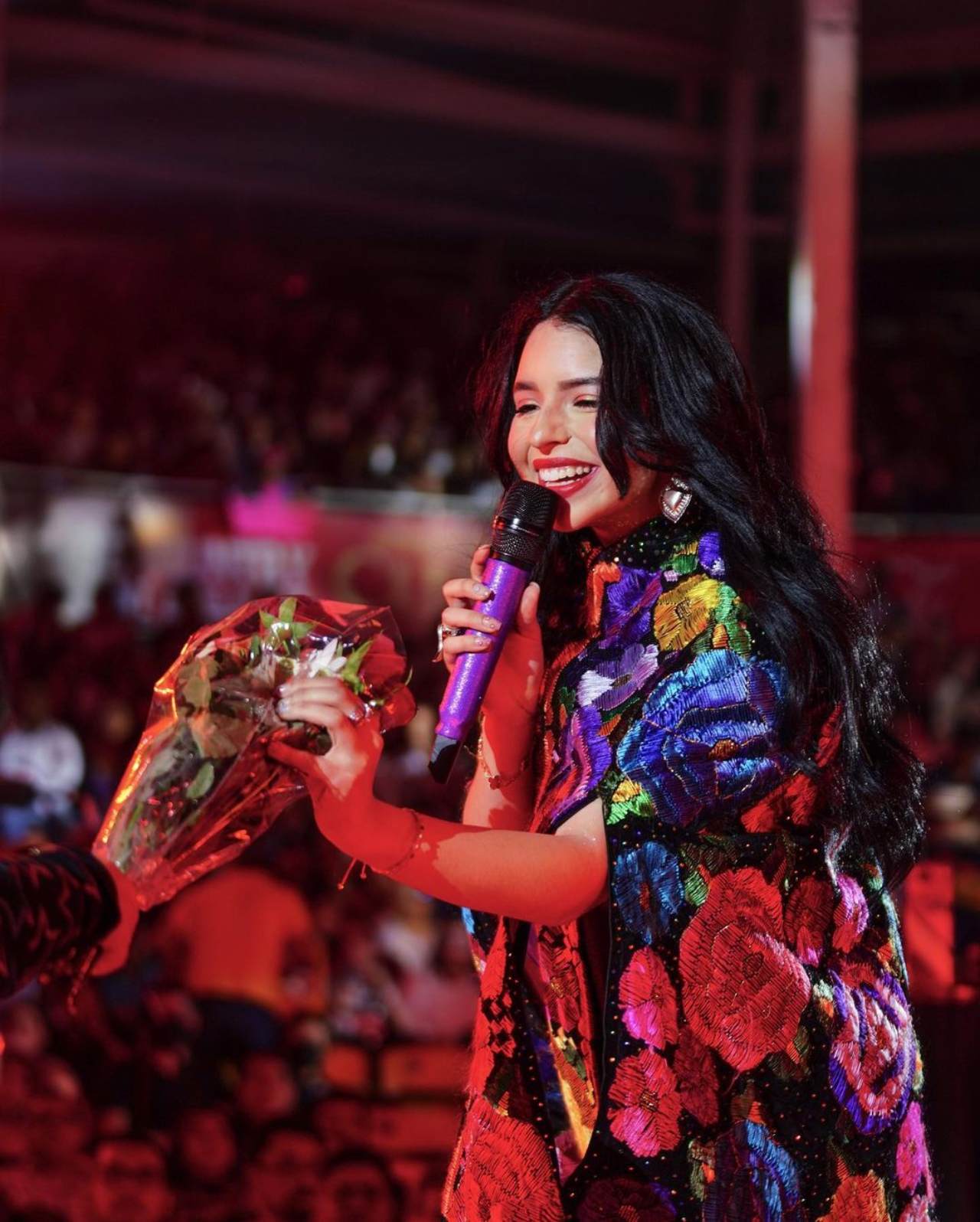 Angela Aguilar recibe ramo rosas rojas