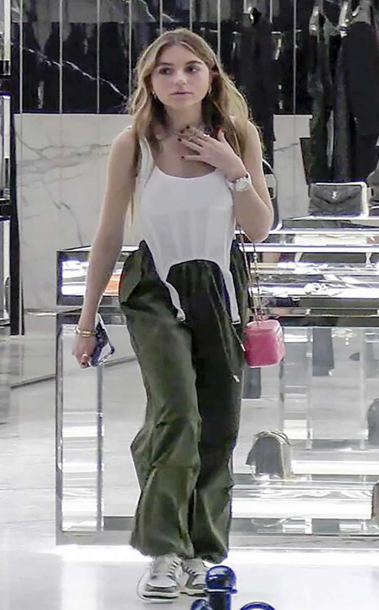 Sofia Castro va de compras con su mamá
