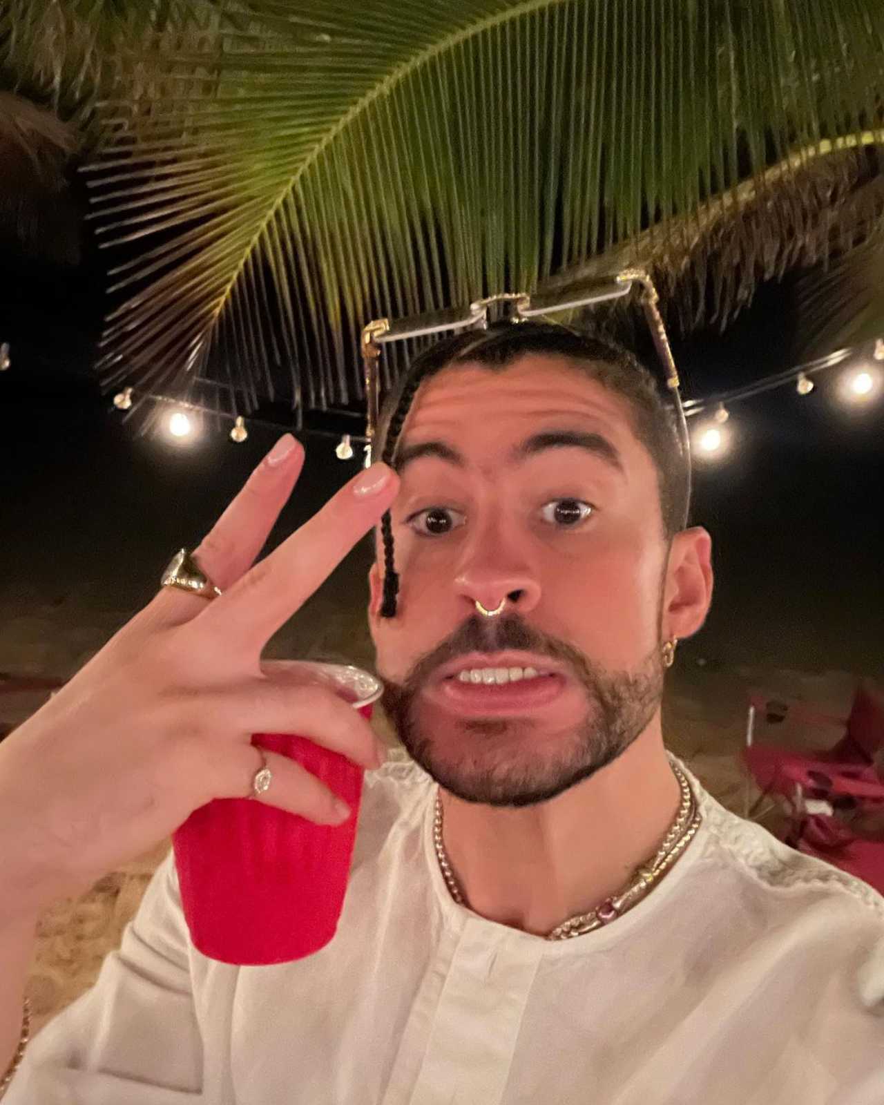 Bad Bunny avienta celular de una fan que se le acercó