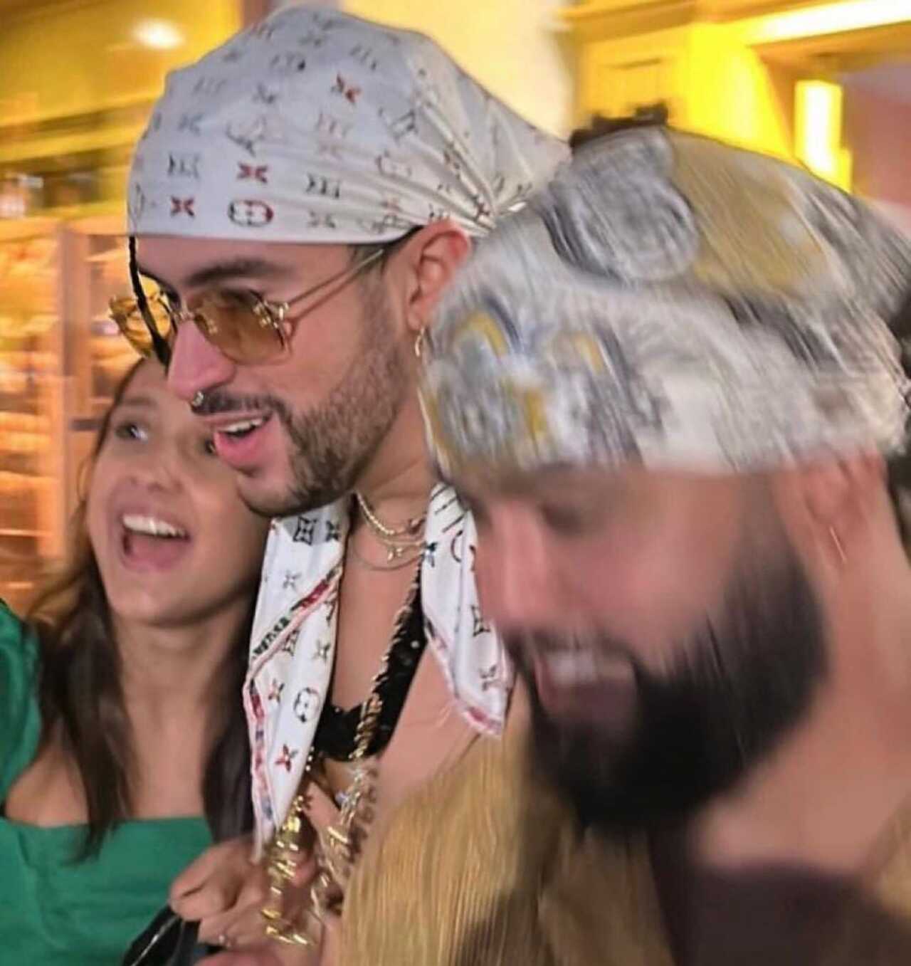 Bad Bunny avienta celular