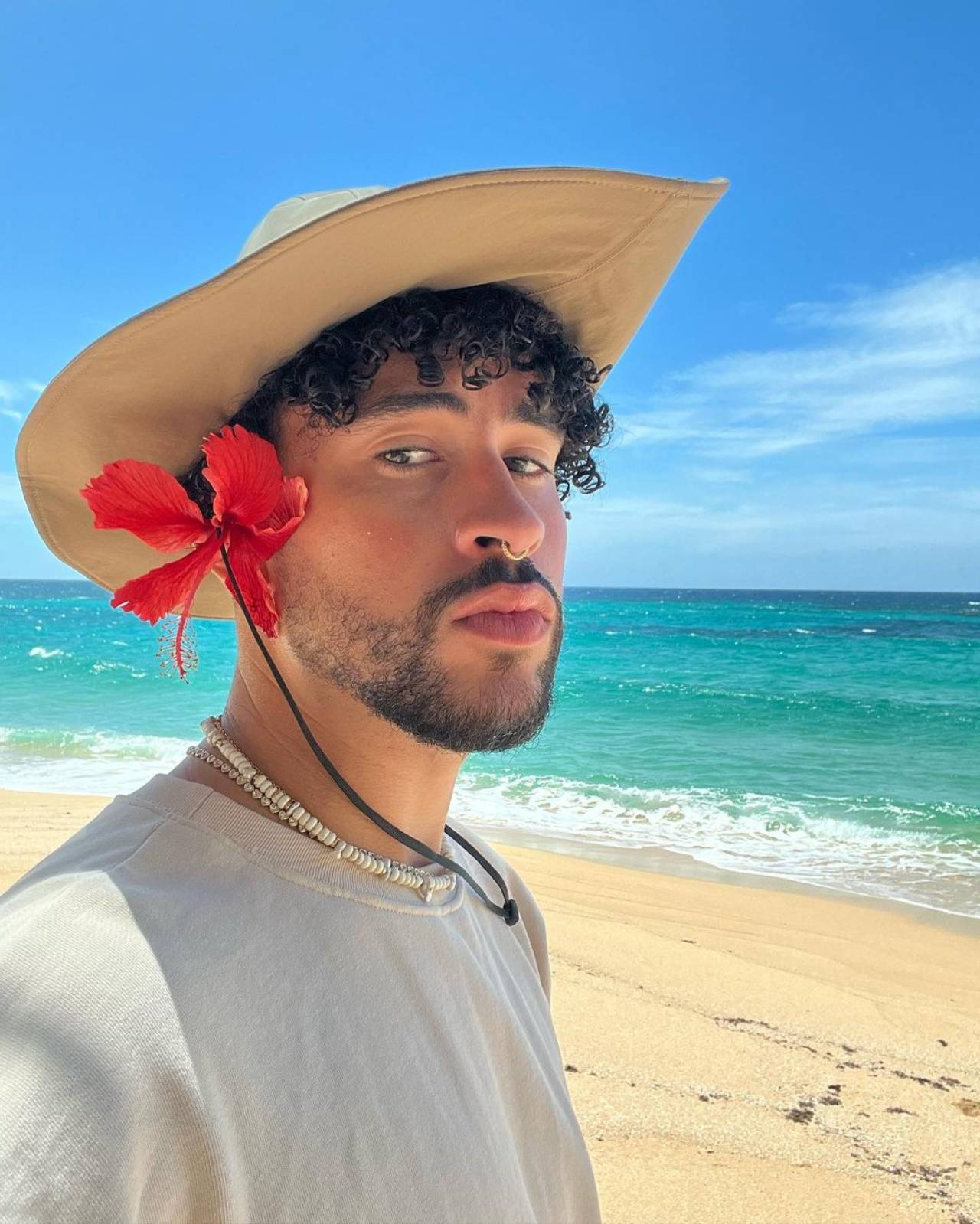 Bad Bunny avienta celulares fans antro