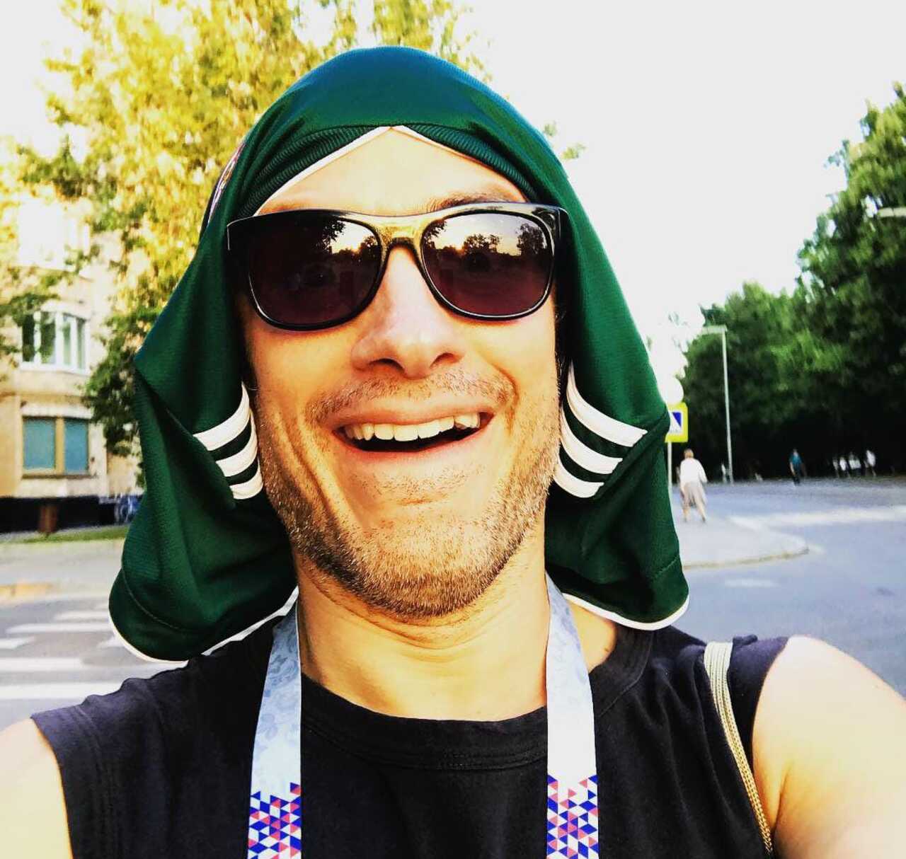 Gael García se besa con Bad Bunny