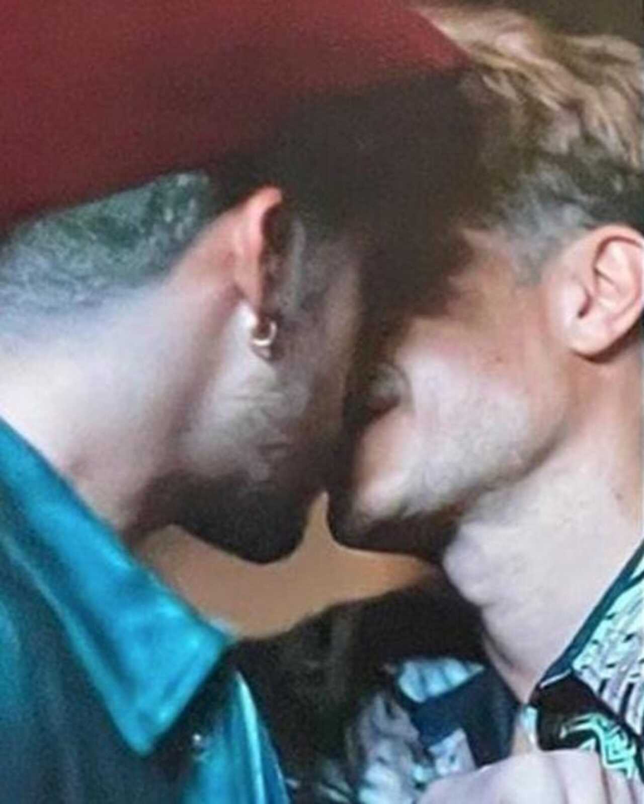 Bad Bunny besa a Cassandro