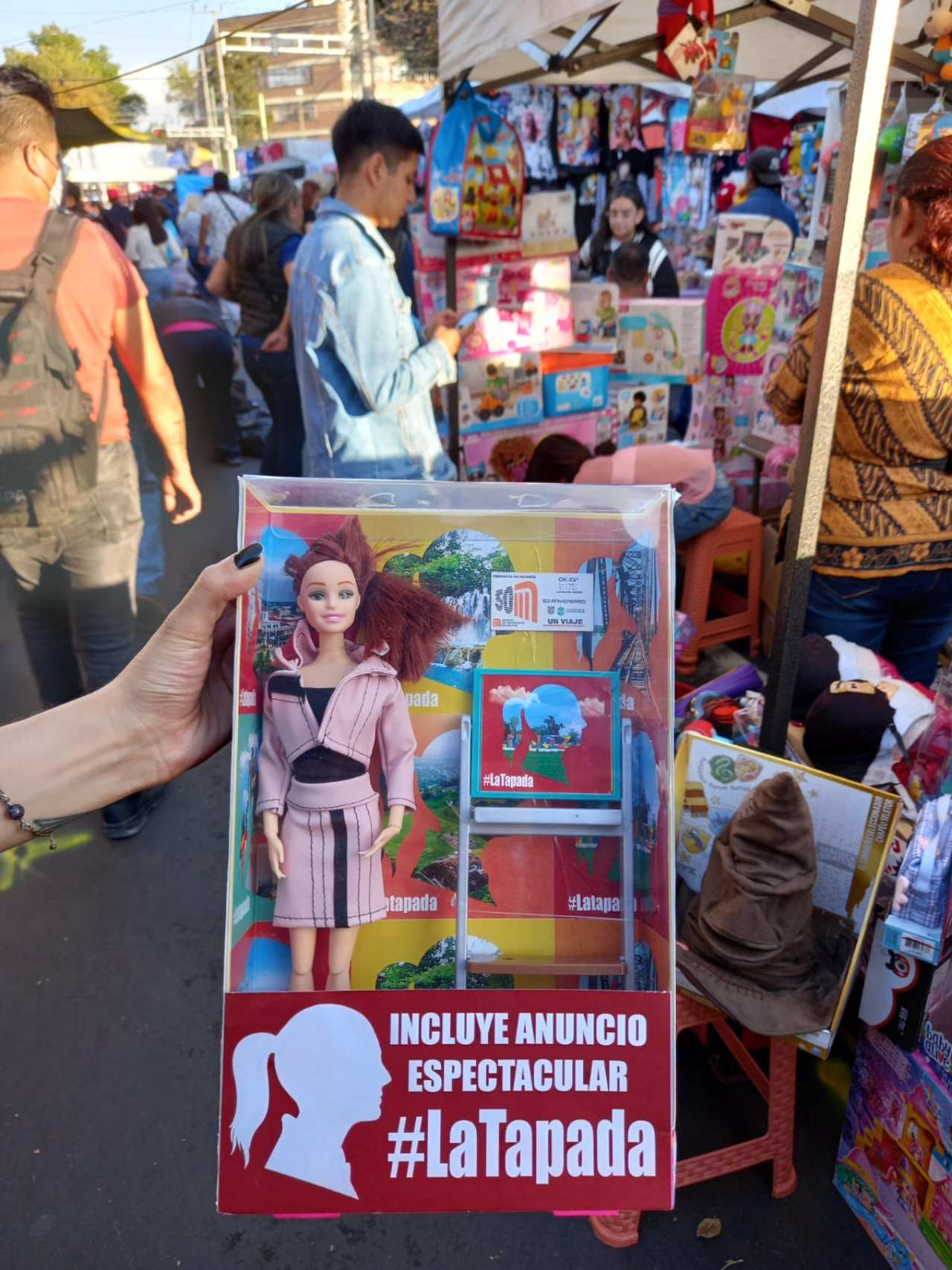 Barbie Claudia Sheinbaum incluye accesorios muñeca