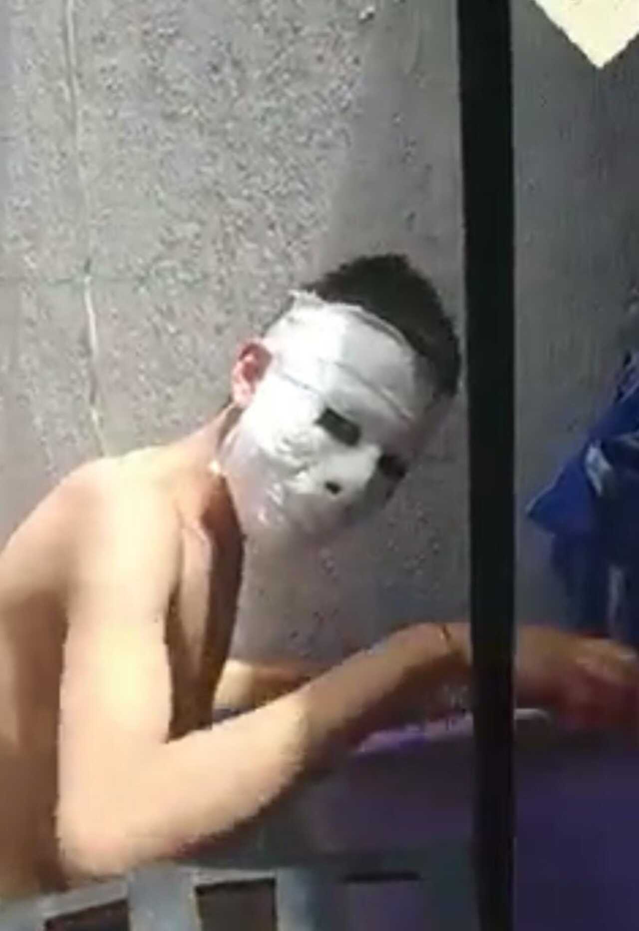 Joven máscara de yeso