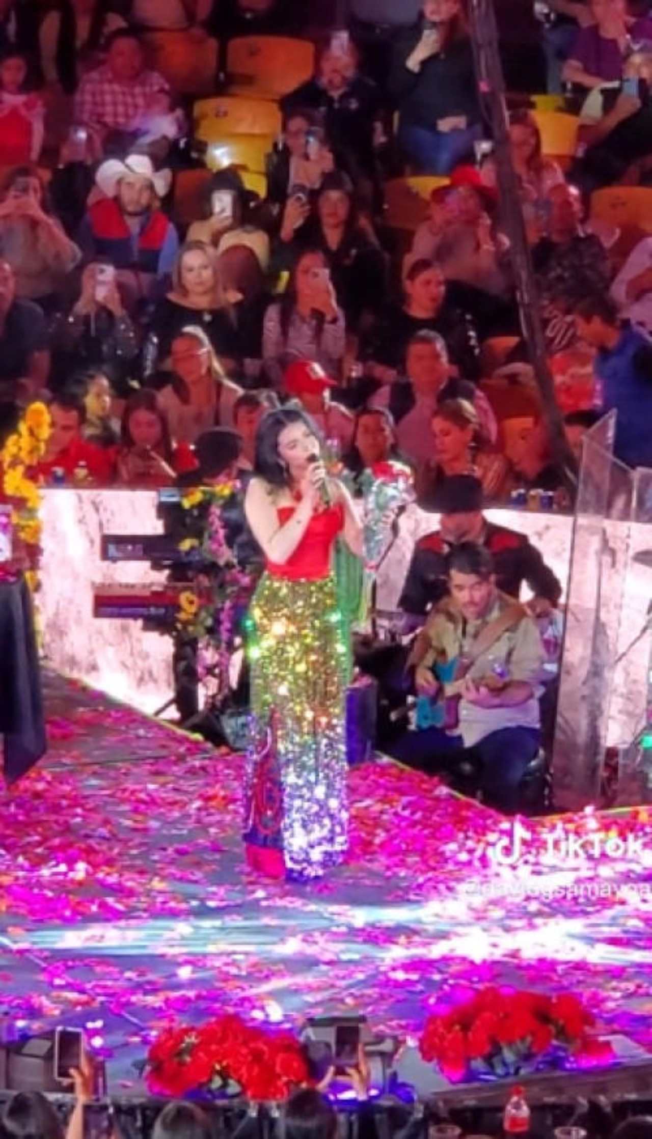 Angela Aguilar con concierto vacio fans