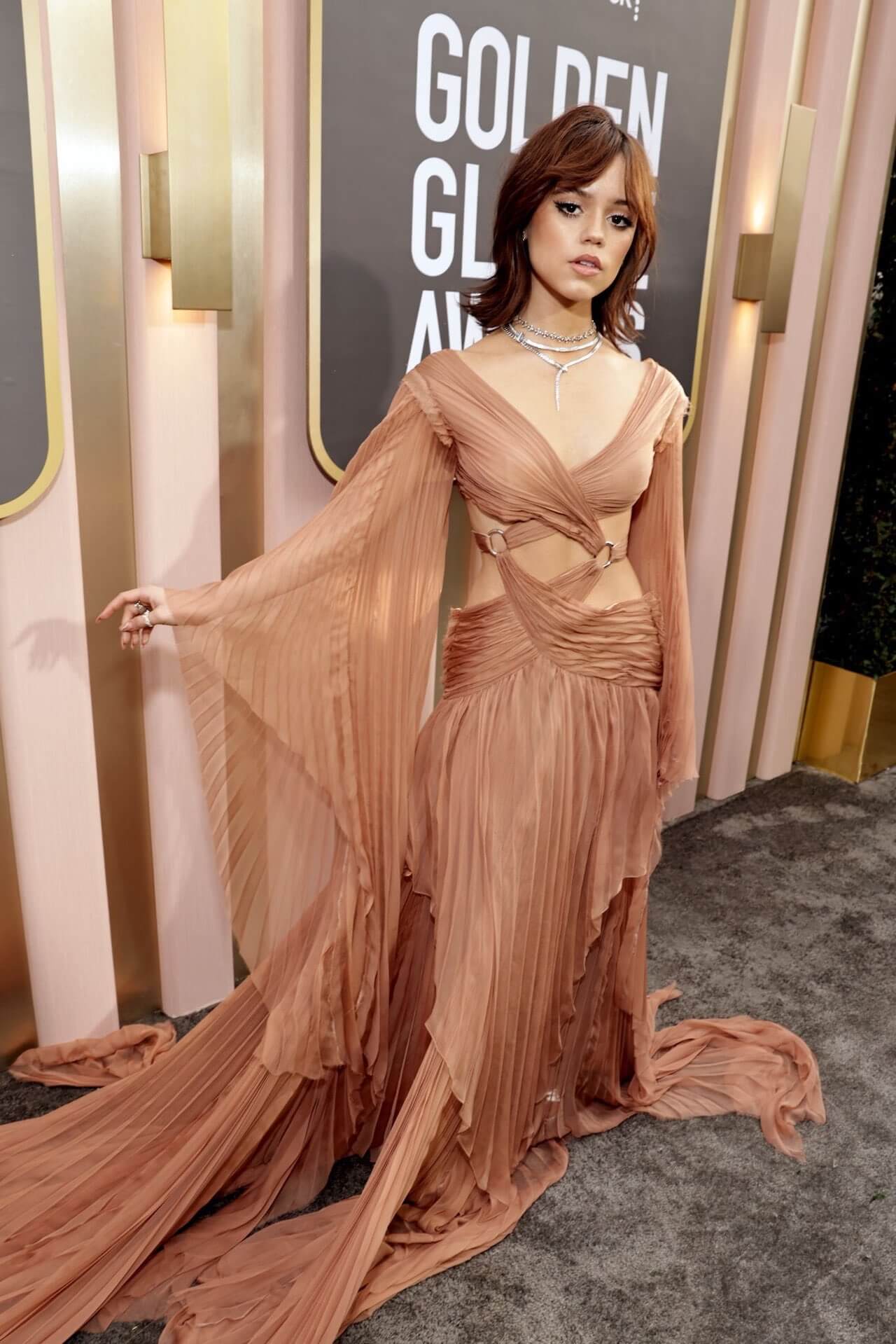Jenna Ortega en los Globos de Oro 2023