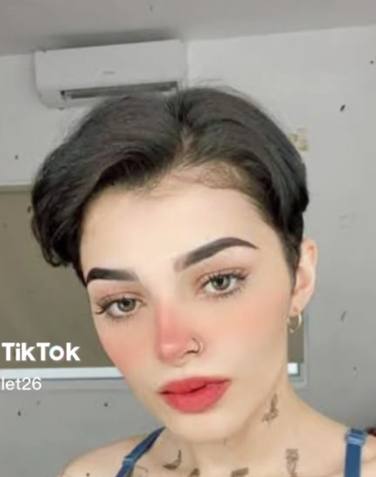 Karely Ruiz doble TikTok dalla soto