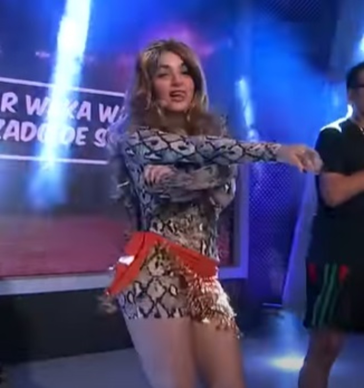 Karely Ruiz baila Waka Waka Shakira