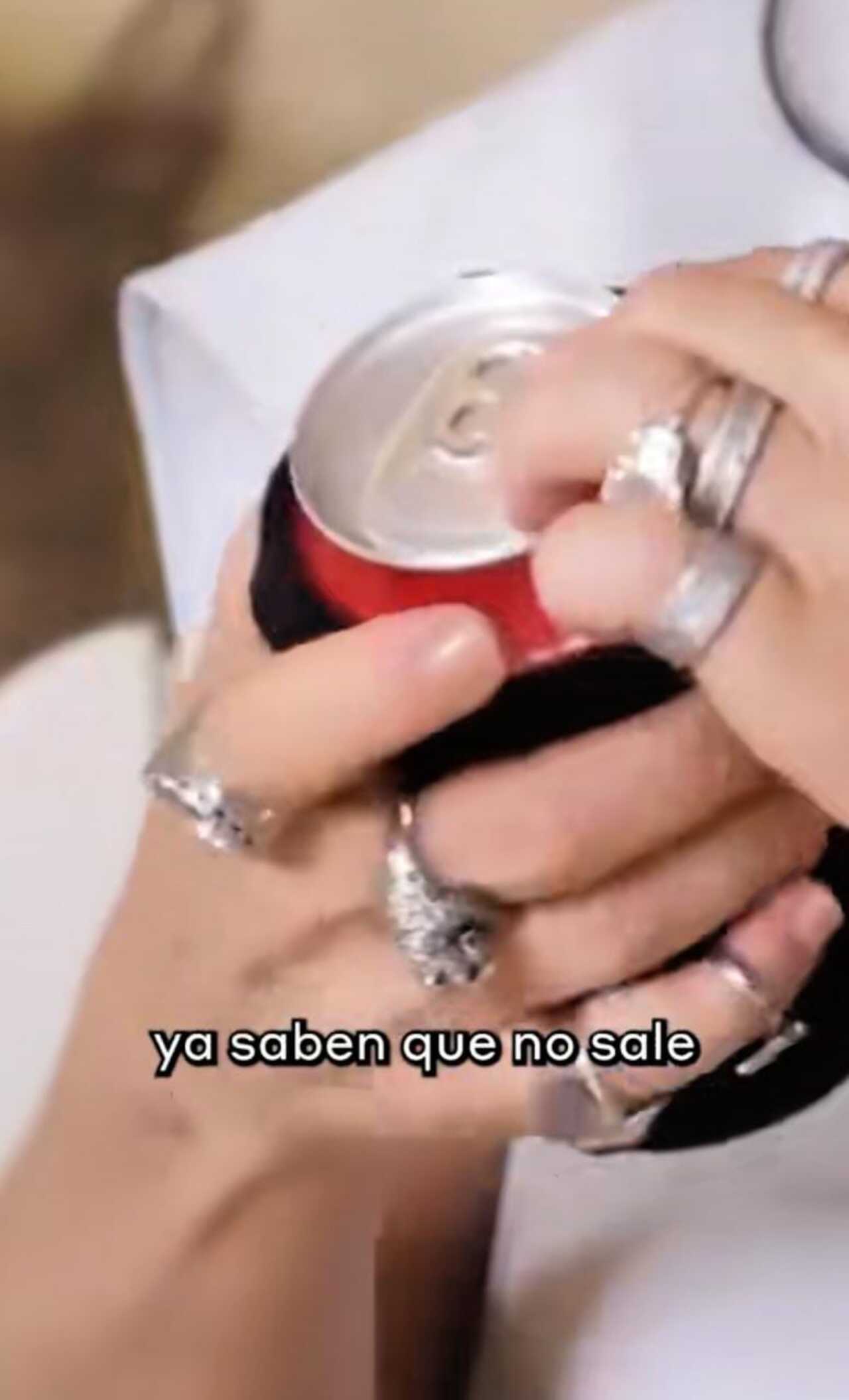 Martga Debayle latas calcetines 