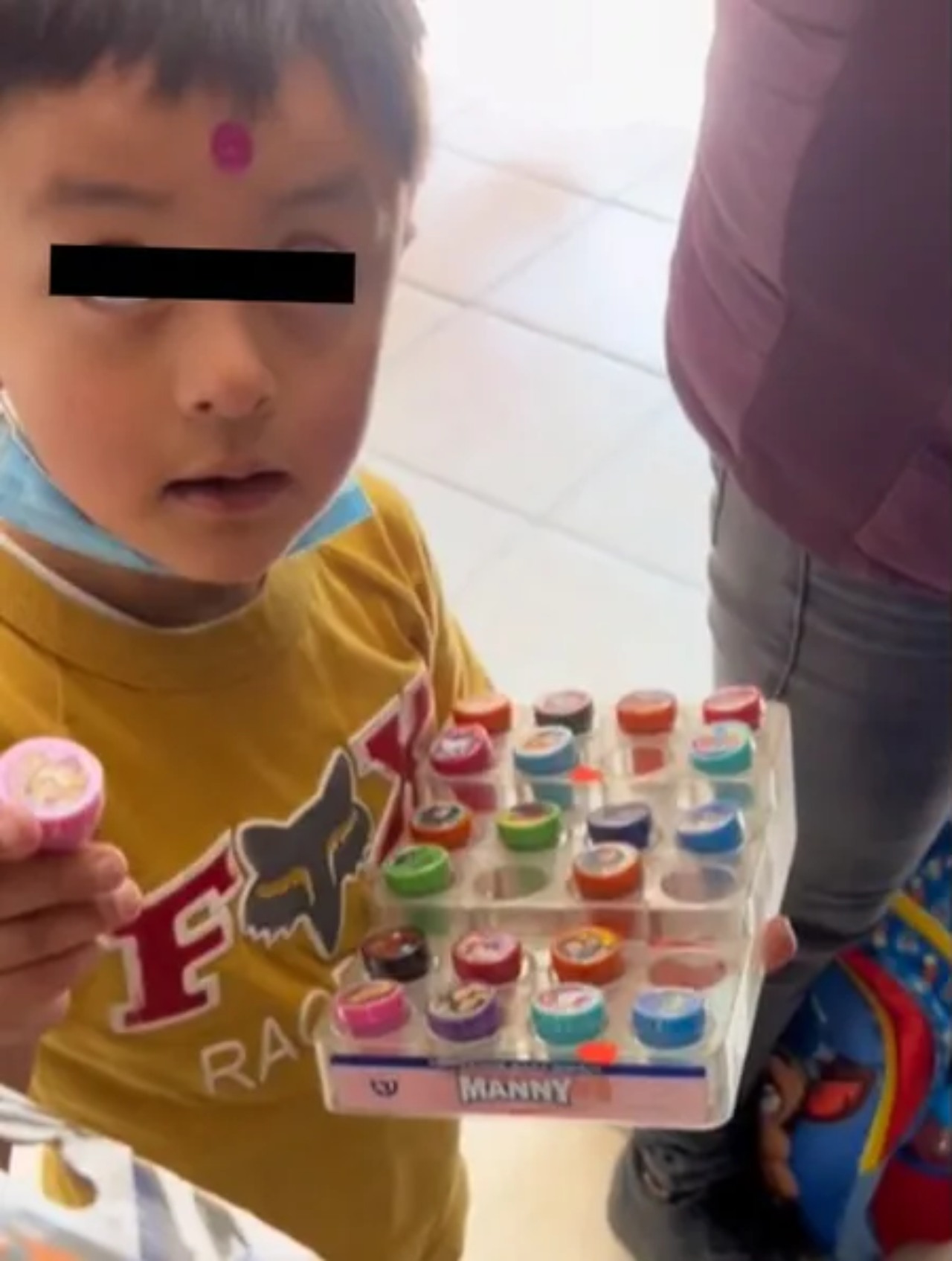 Mama prohibe hijo comprar sello rosa