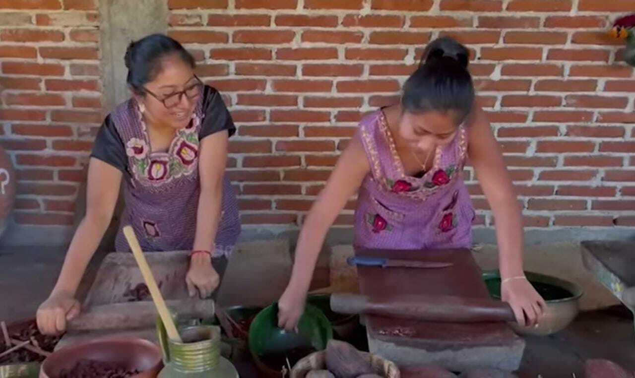 Yalitza Aparicio hace chocolate oaxaqueño 