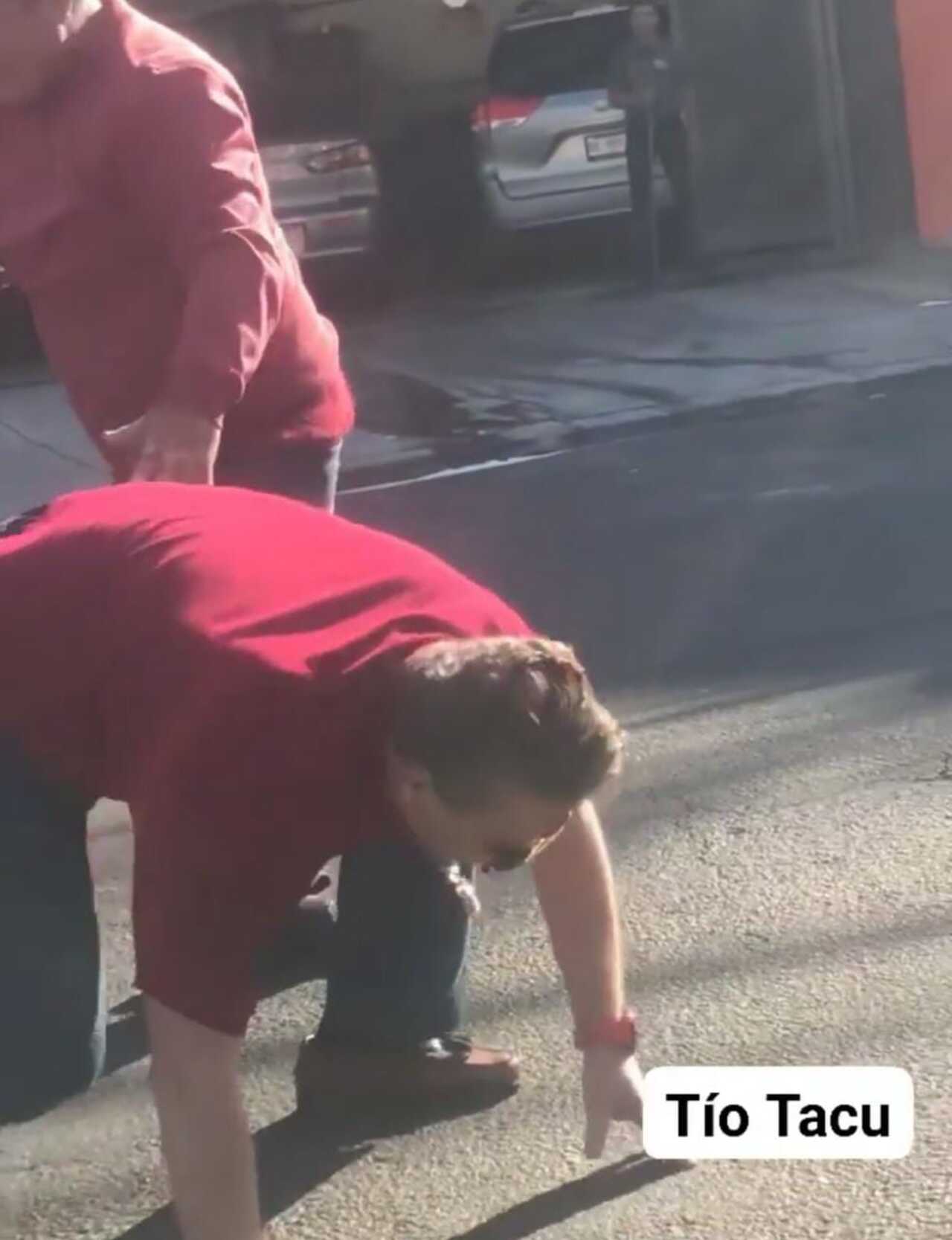 Alfredo Adame pelea en la calle