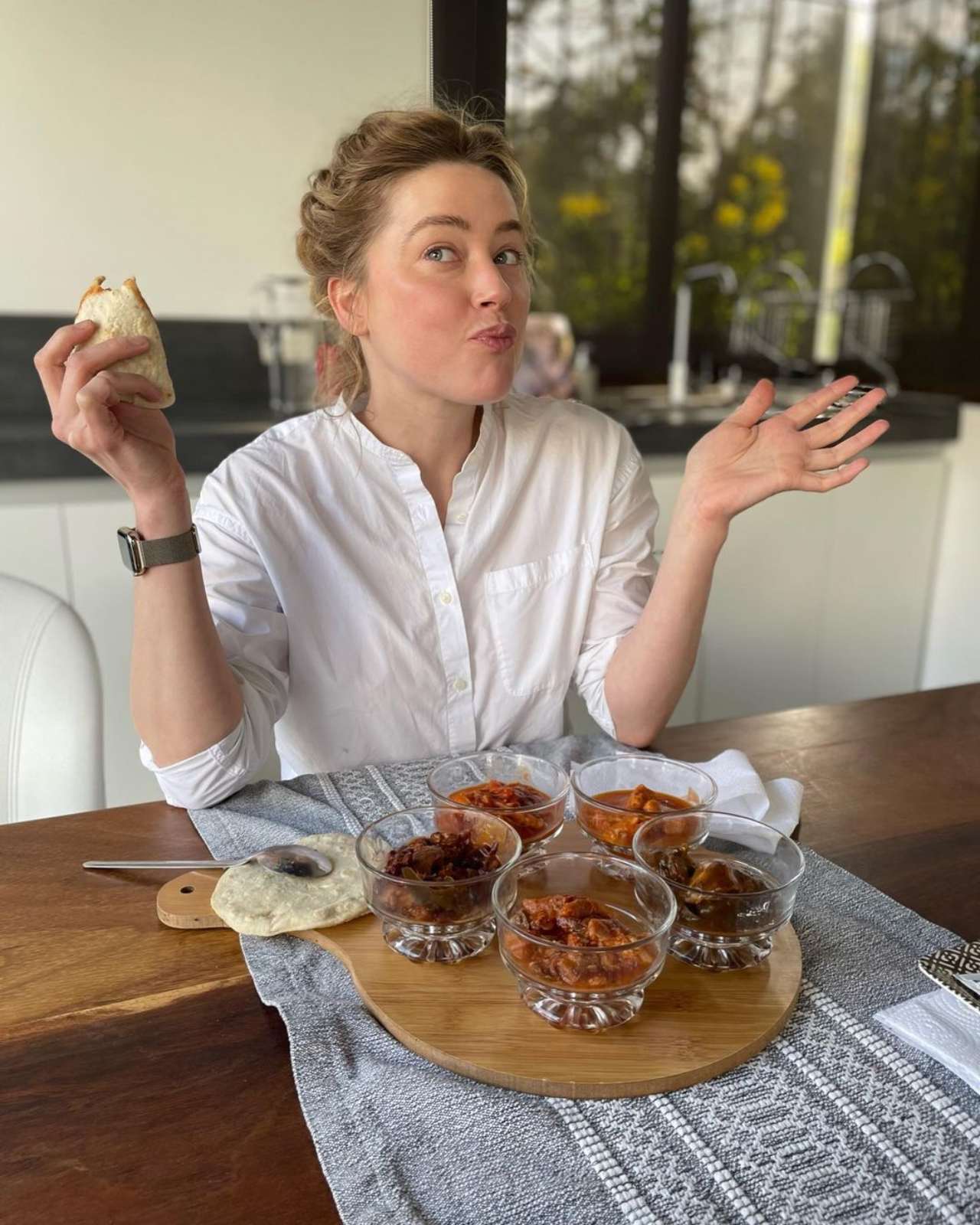 Amber Heard bailando Como la flor