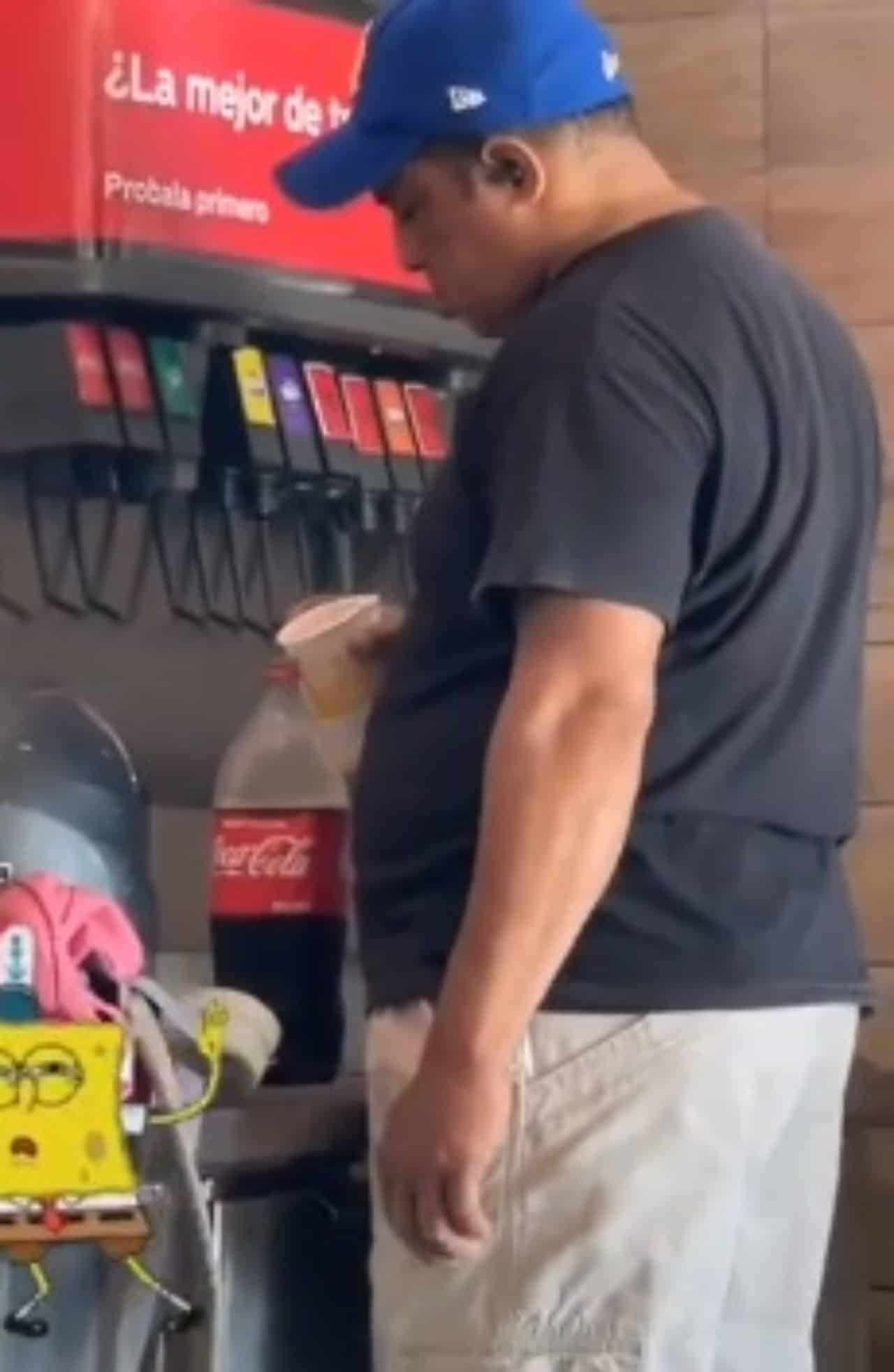 Hombre rellena maquina expendedora 2 litros