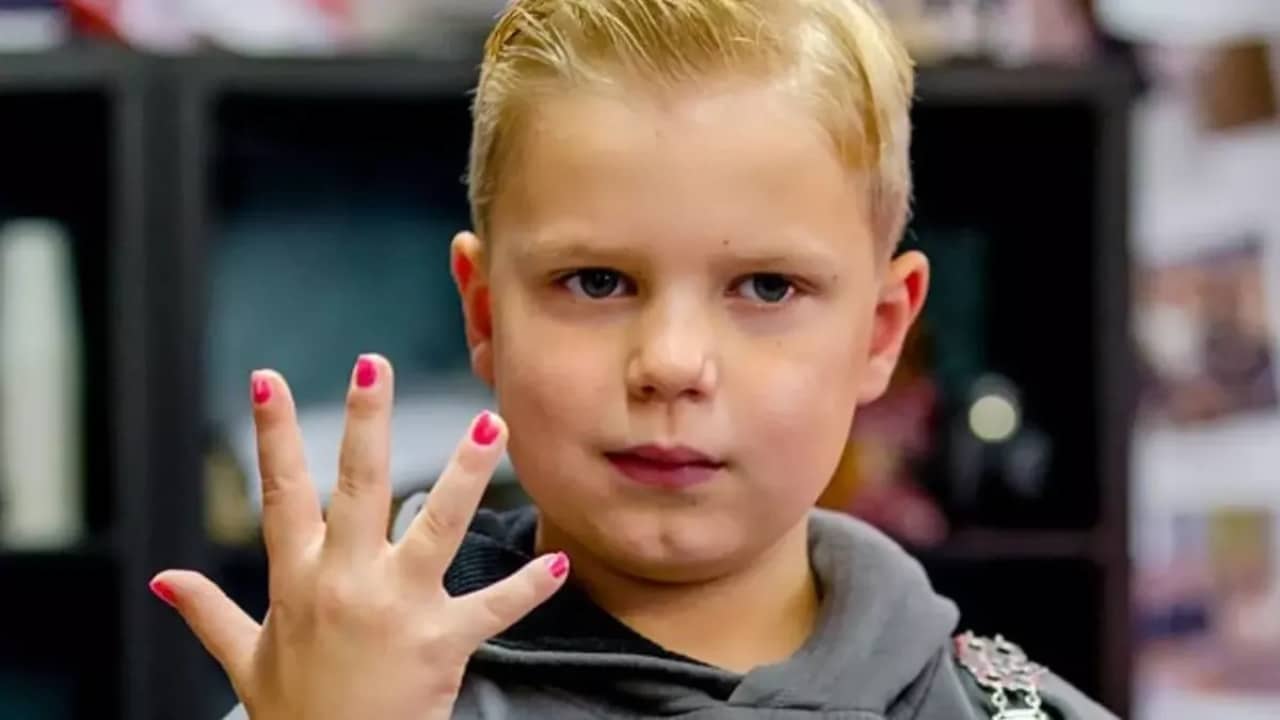 Papá pintarse las uñas hijo