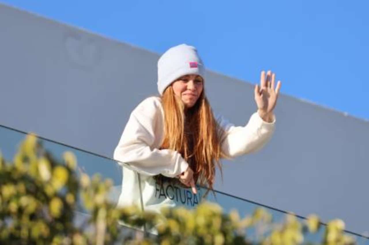 Shakira sudadera tan hermosa