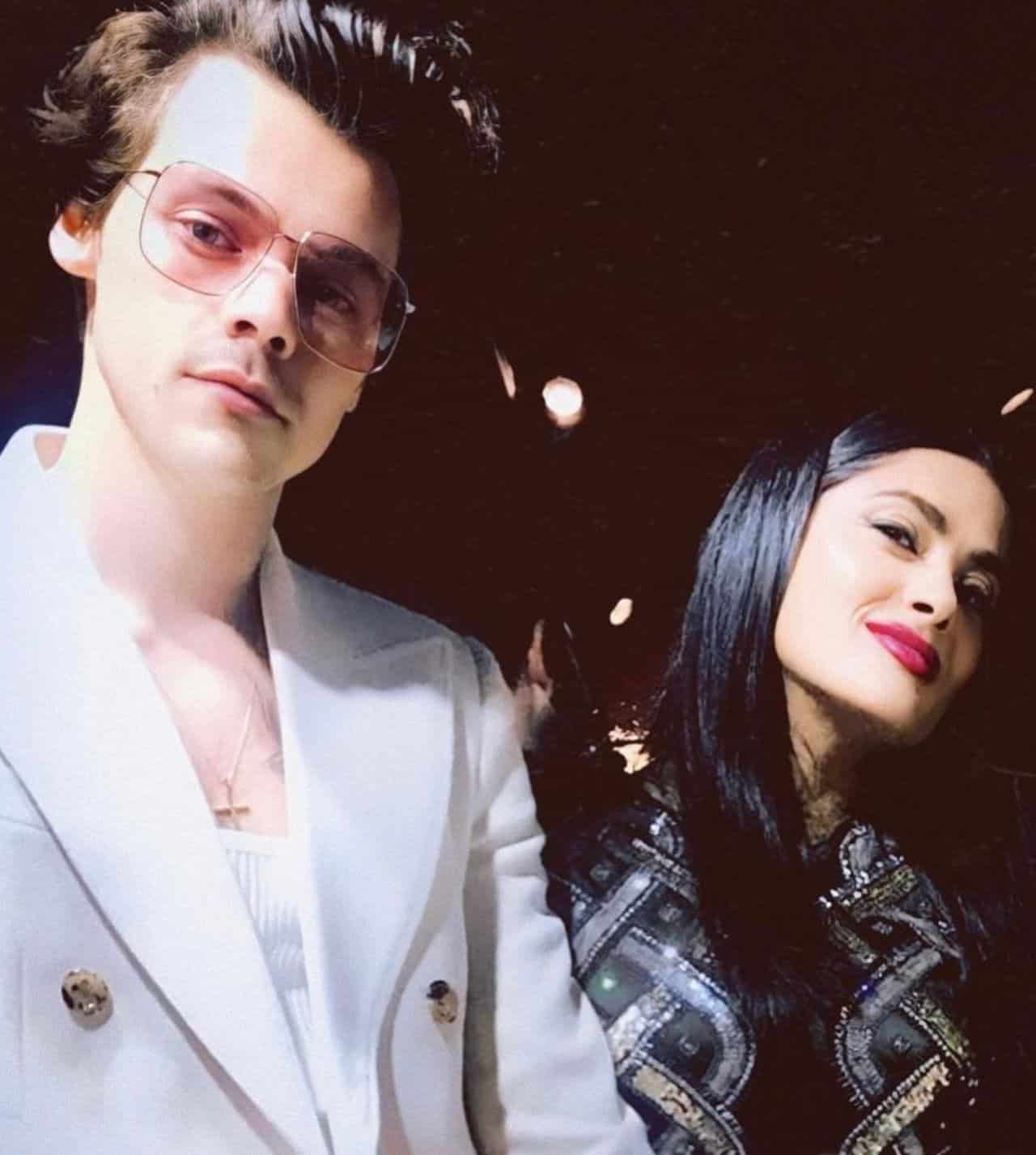 Salma Hayek con Harry Styles lo felicita