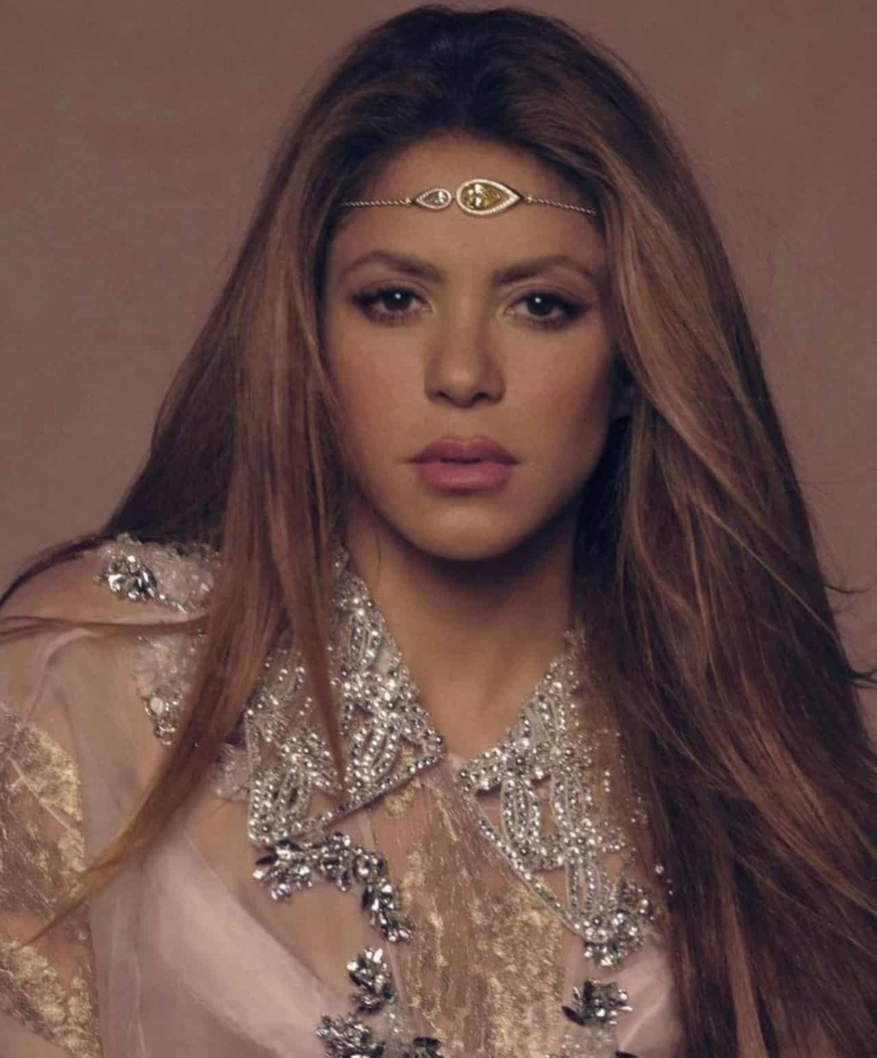 Shakira galán entrando a su casa
