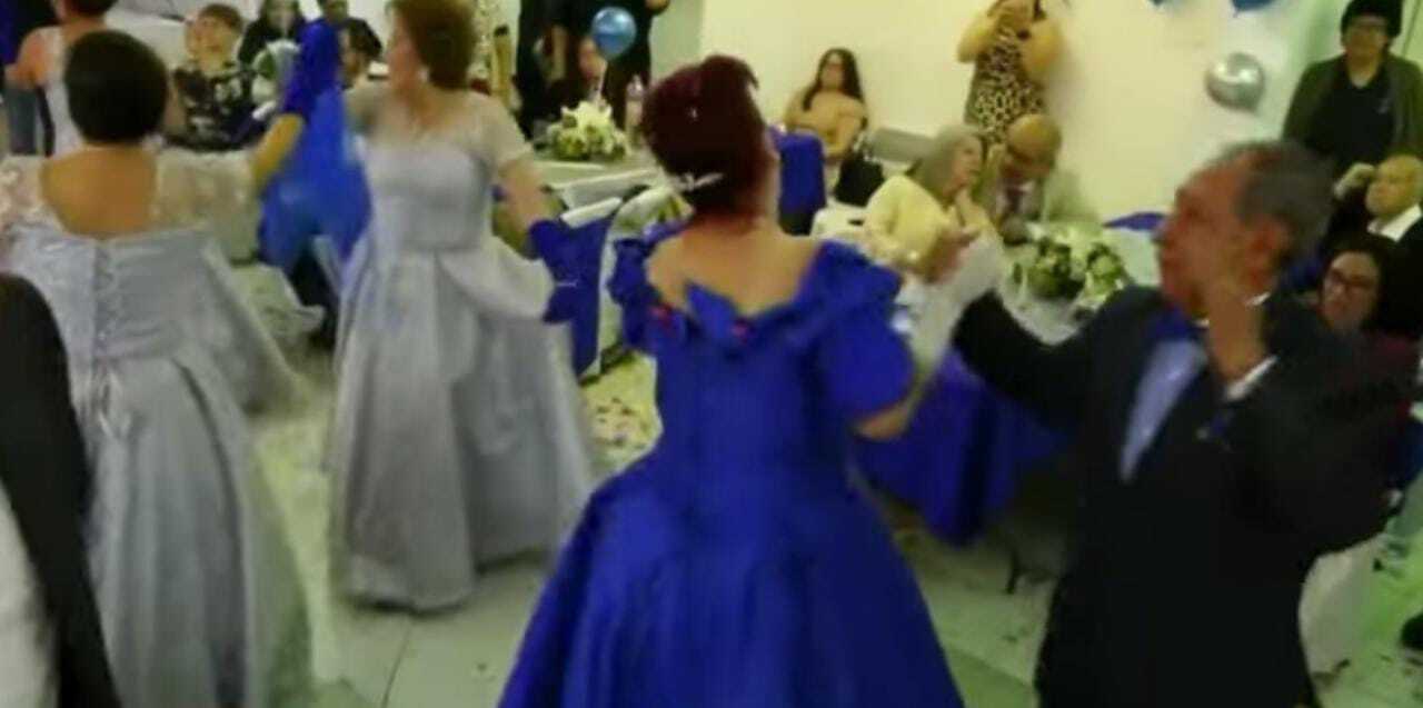 Abuela festeja sus XV años