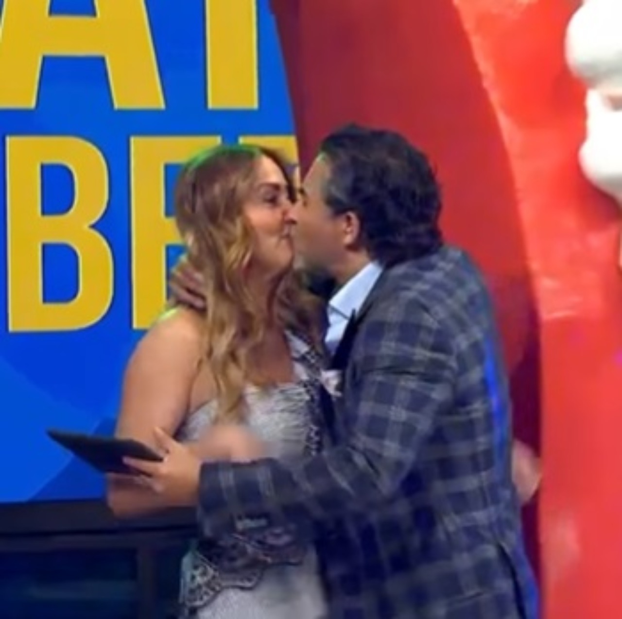 Beso andrea legarreta raul araiza programa