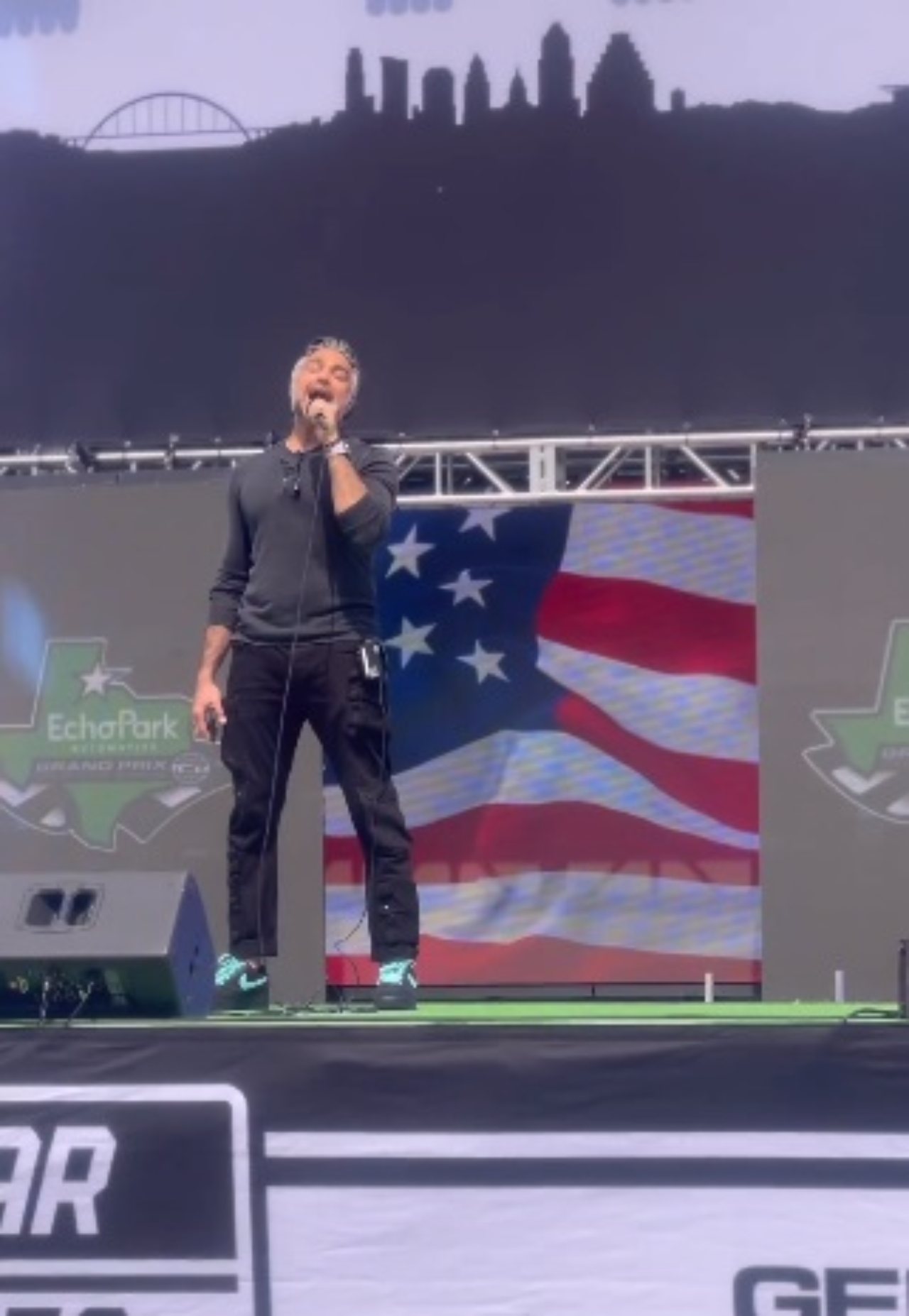 jaime Camil cantando himno en Nascar