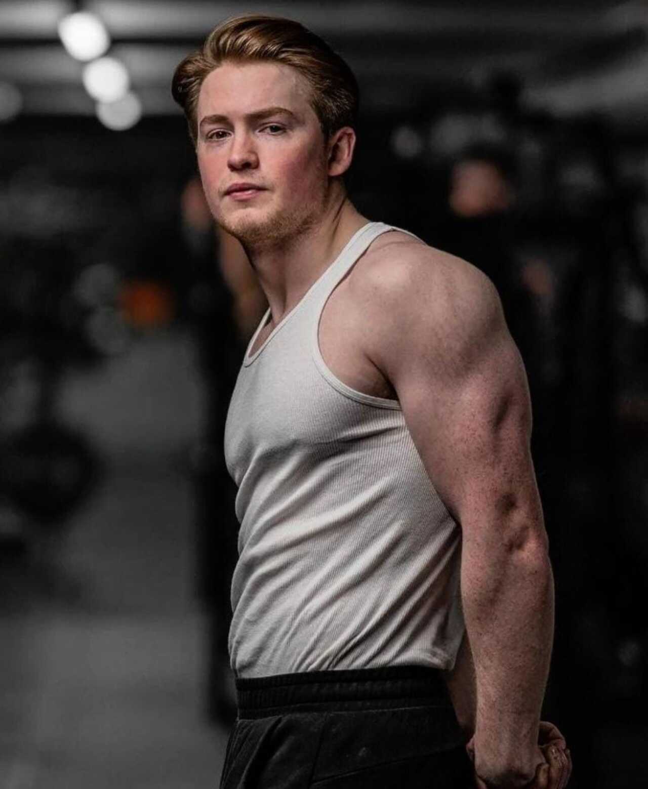Kit Connor cuerpo