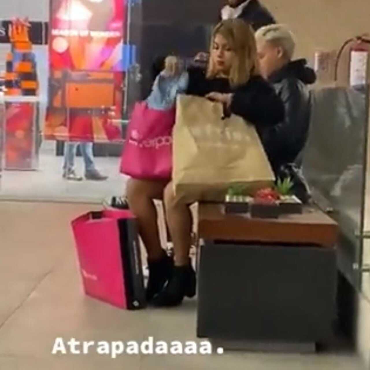 Chica cambia bolsas Liverpool