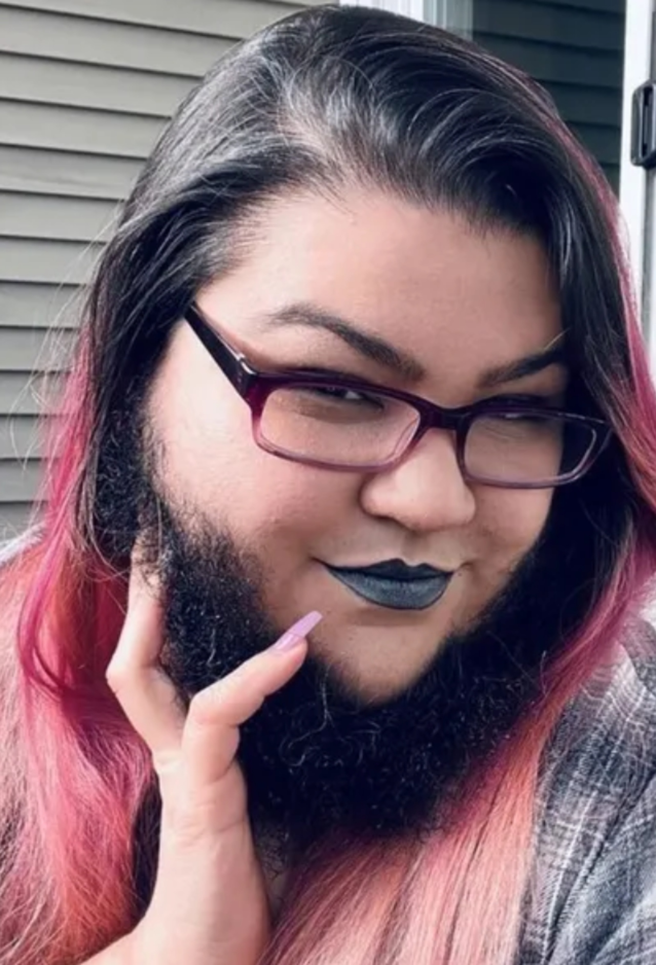 Mujer rasurarse barba