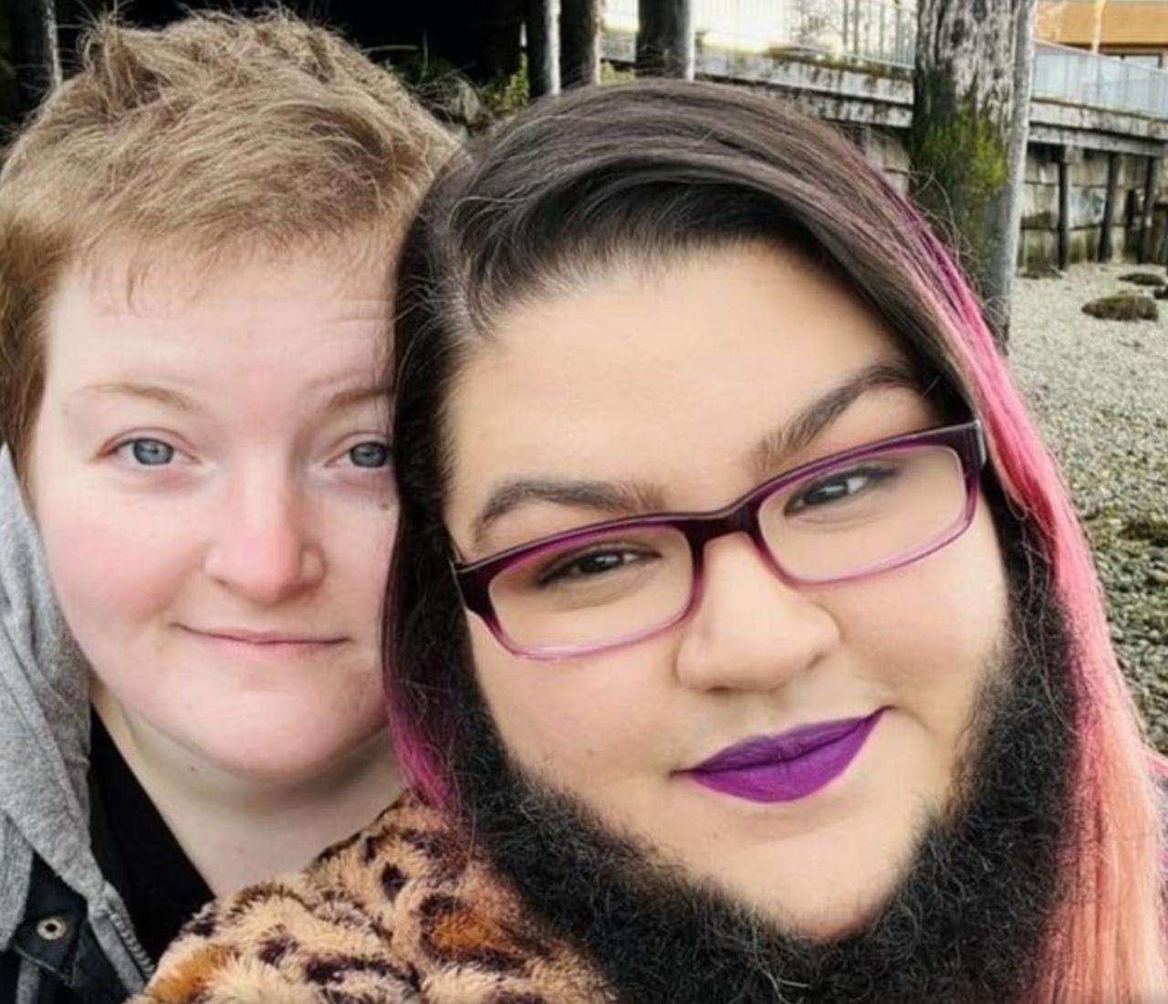 Mujer rasurarse barba